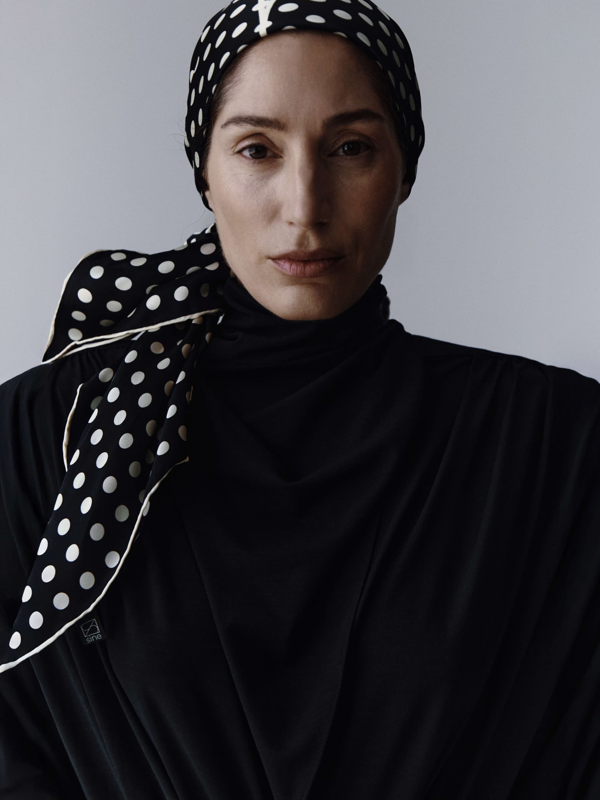 Jedwabna apaszka 90 cm Polka Dot black / navy — widok 3