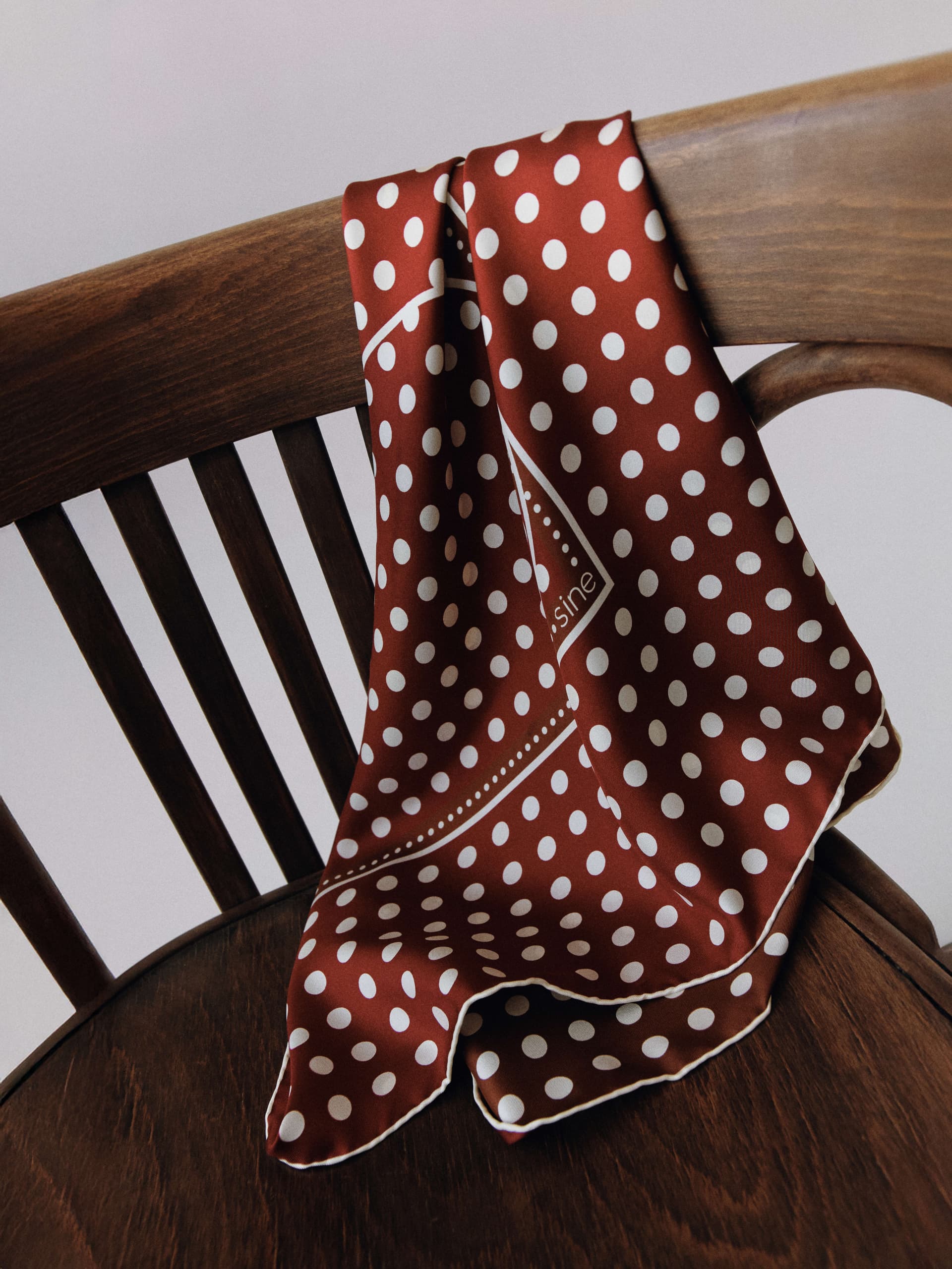 Jedwabna apaszka 65 cm Polka Dot burgundy / brown — widok 7