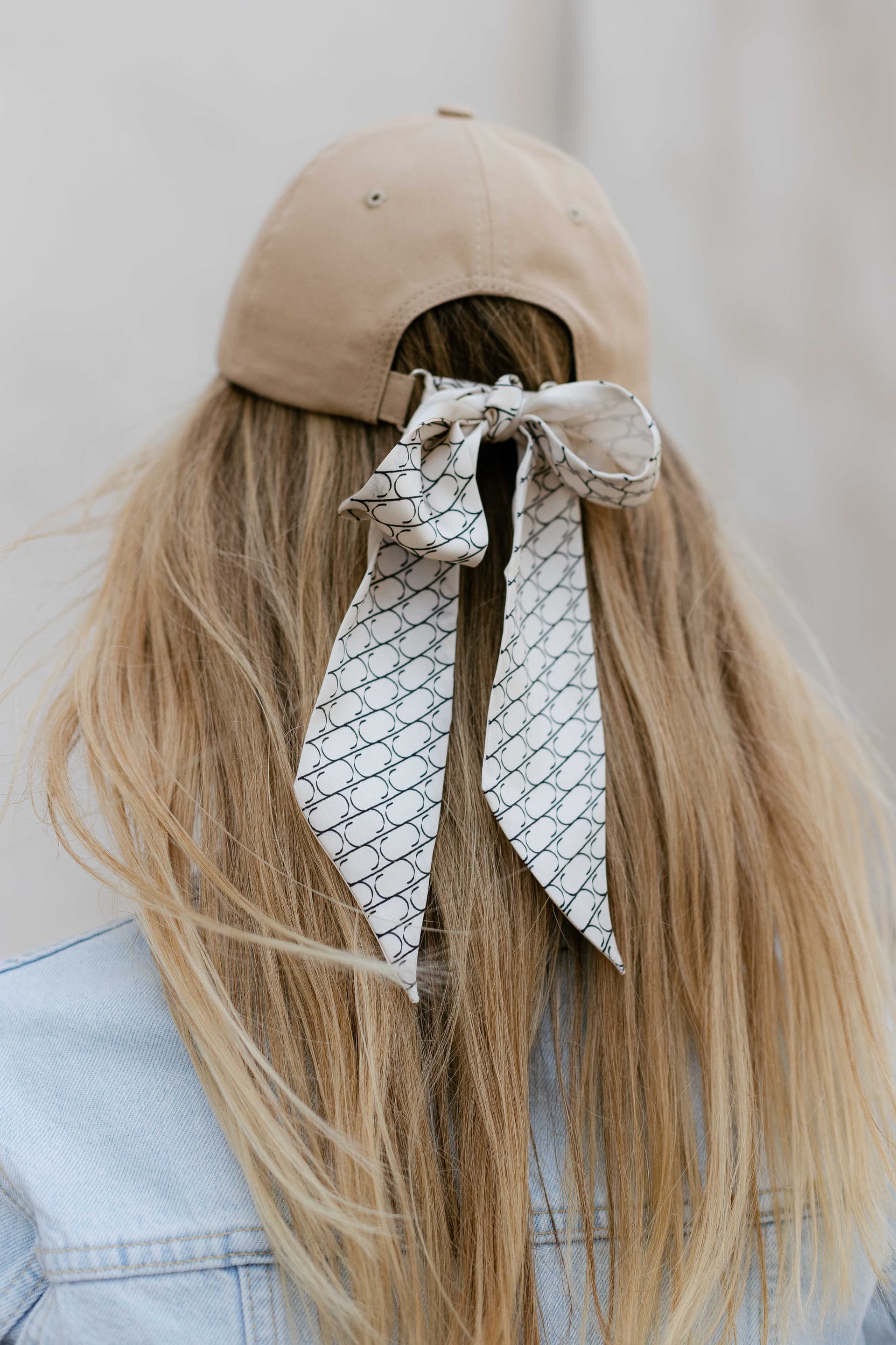 Beige baseball cap with optional silk accessory
