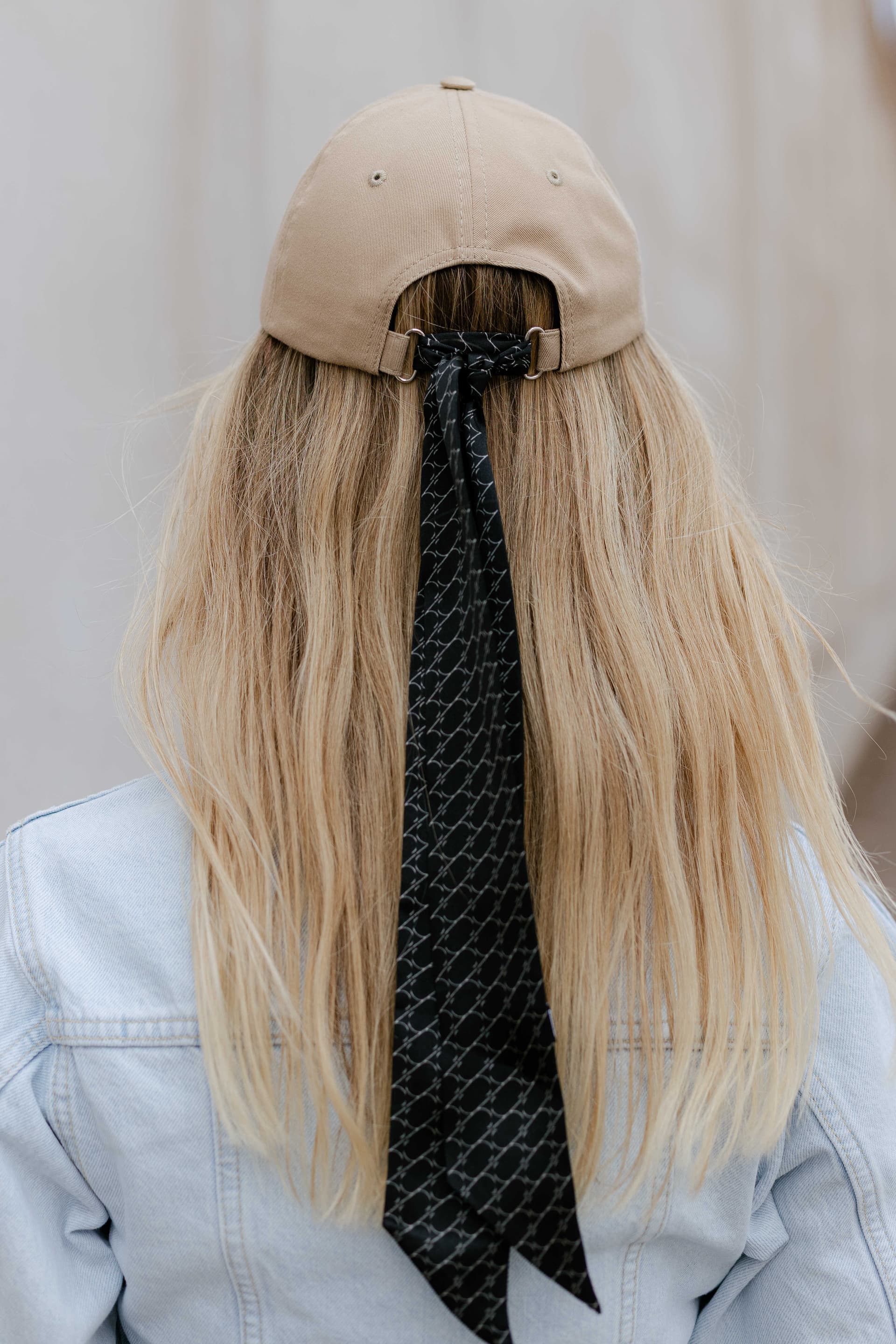 Beige baseball cap with optional silk accessory