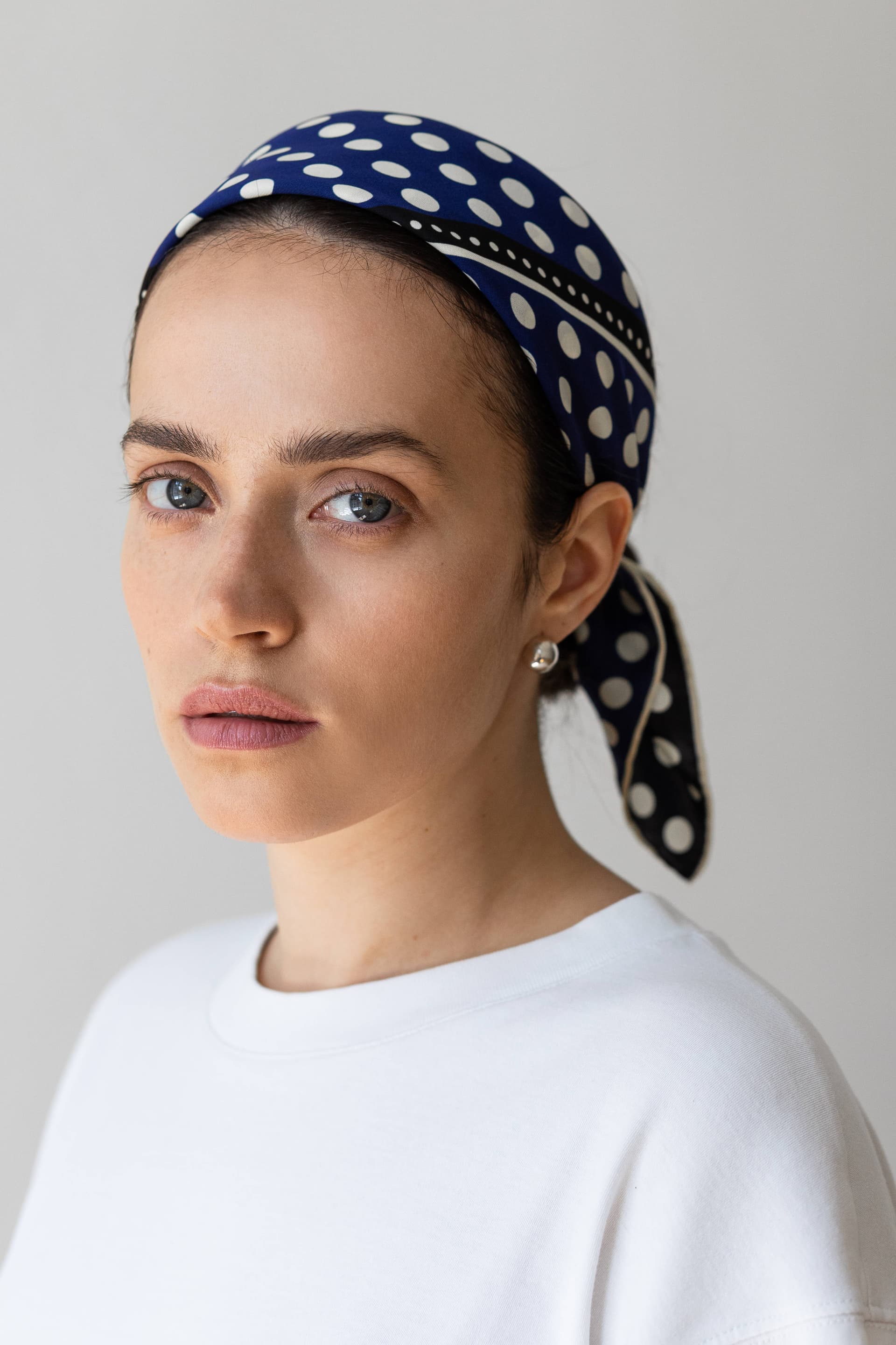 Jedwabna apaszka 53 cm Polka Dot black / navy — widok 6
