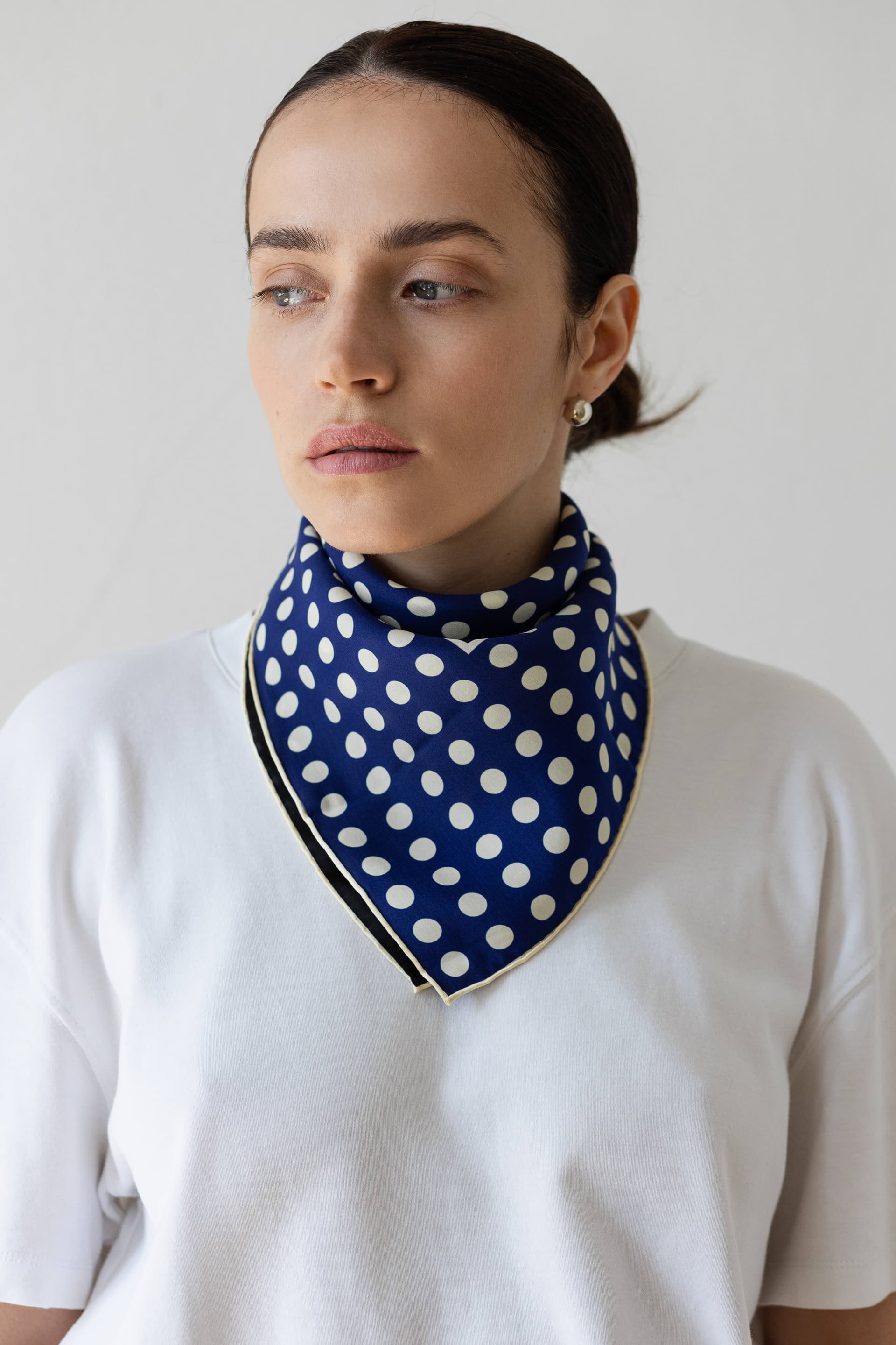 Jedwabna apaszka 53 cm Polka Dot black / navy — widok 1