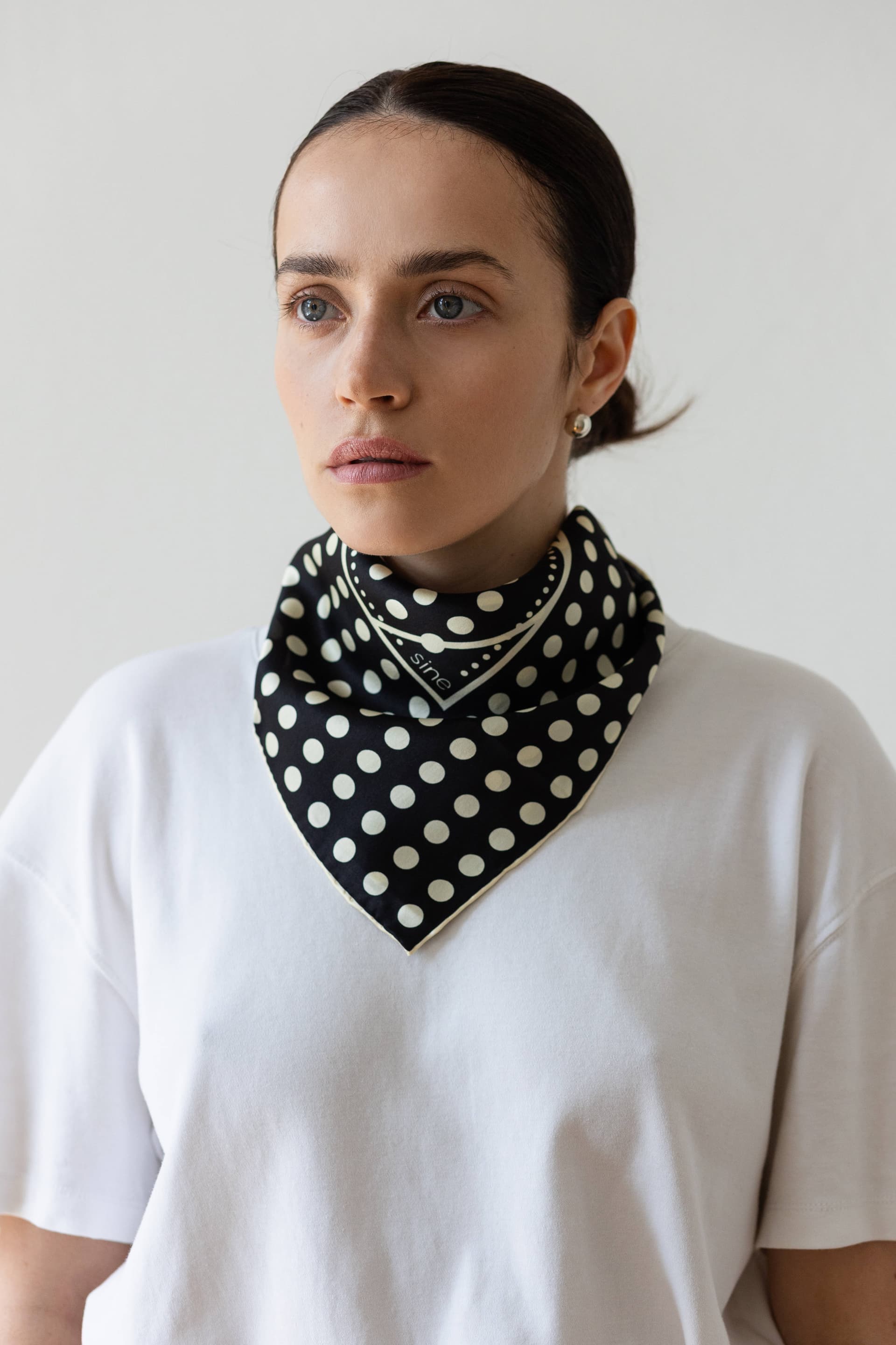 Jedwabna apaszka 53 cm Polka Dot black / navy — widok 2