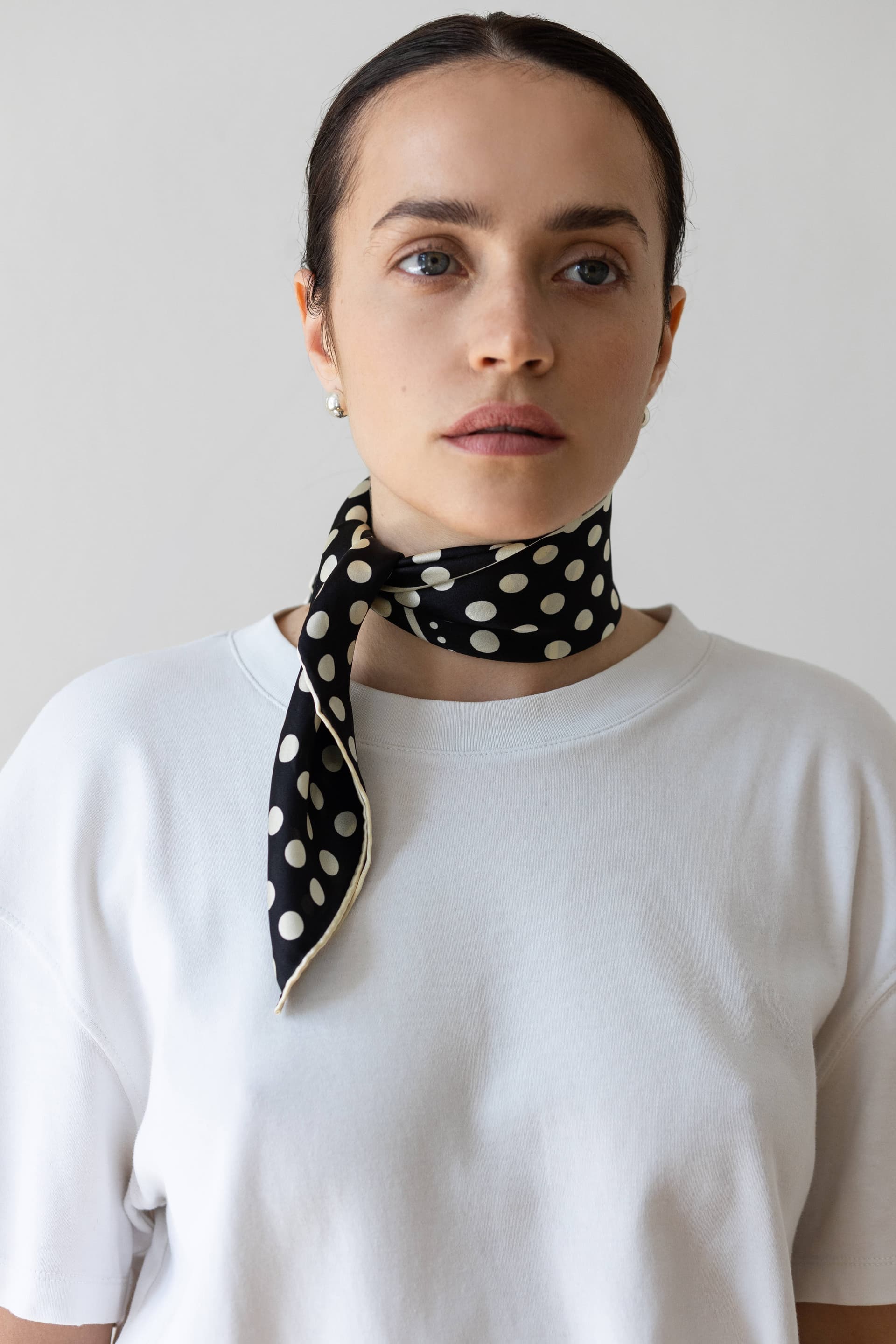 Jedwabna apaszka 53 cm Polka Dot black / navy — widok 5