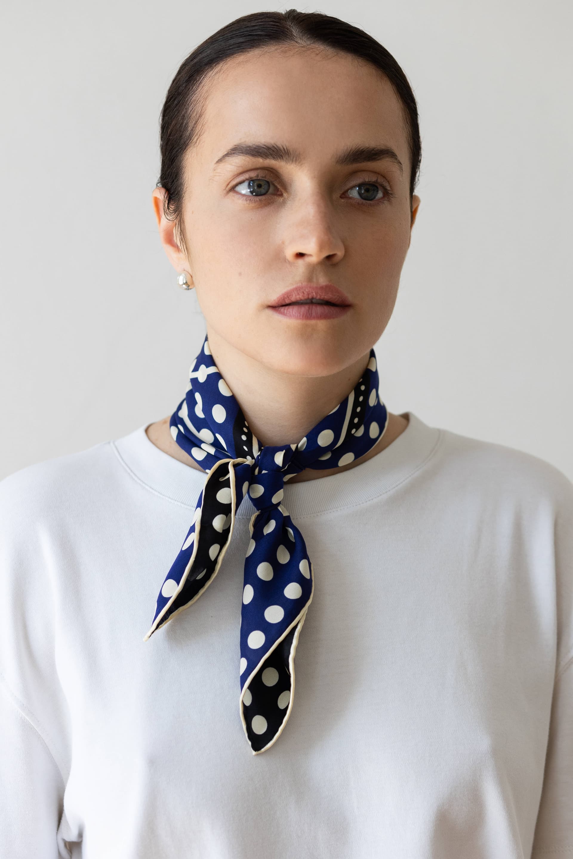 Jedwabna apaszka 53 cm Polka Dot black / navy — widok 4
