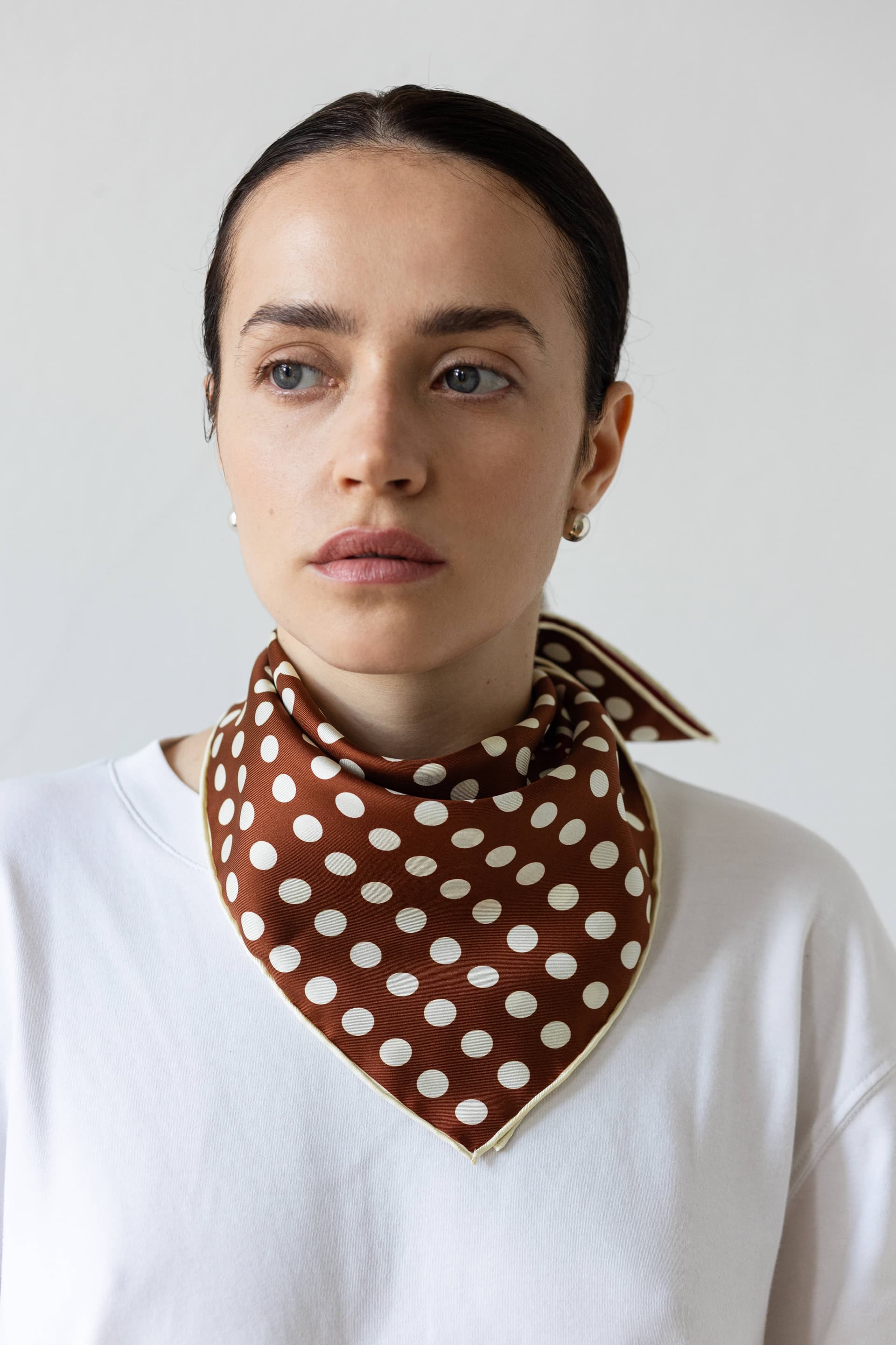 Jedwabna apaszka 53 cm Polka Dot burgundy / brown — widok 2