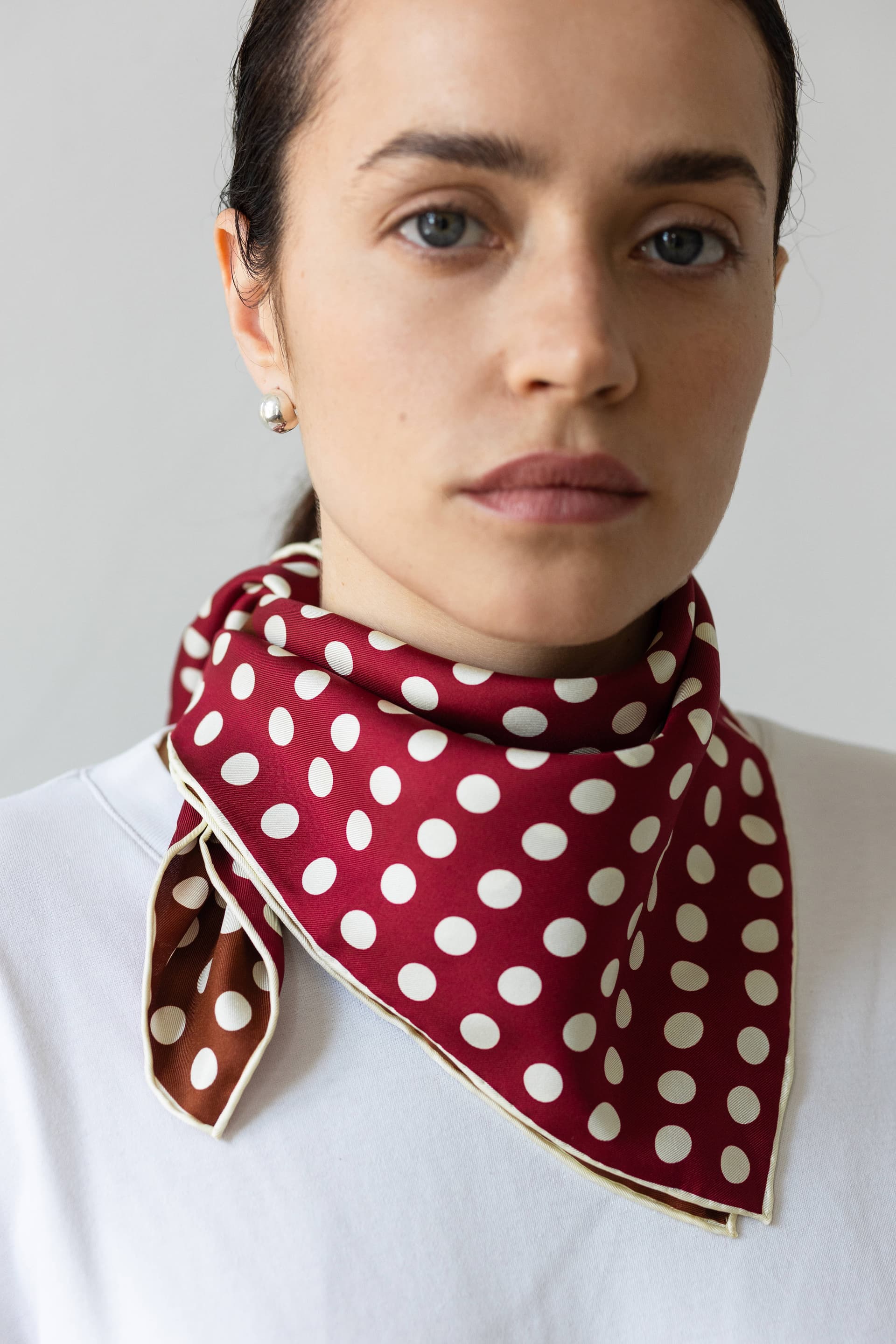 Jedwabna apaszka 53 cm Polka Dot burgundy / brown — widok 4