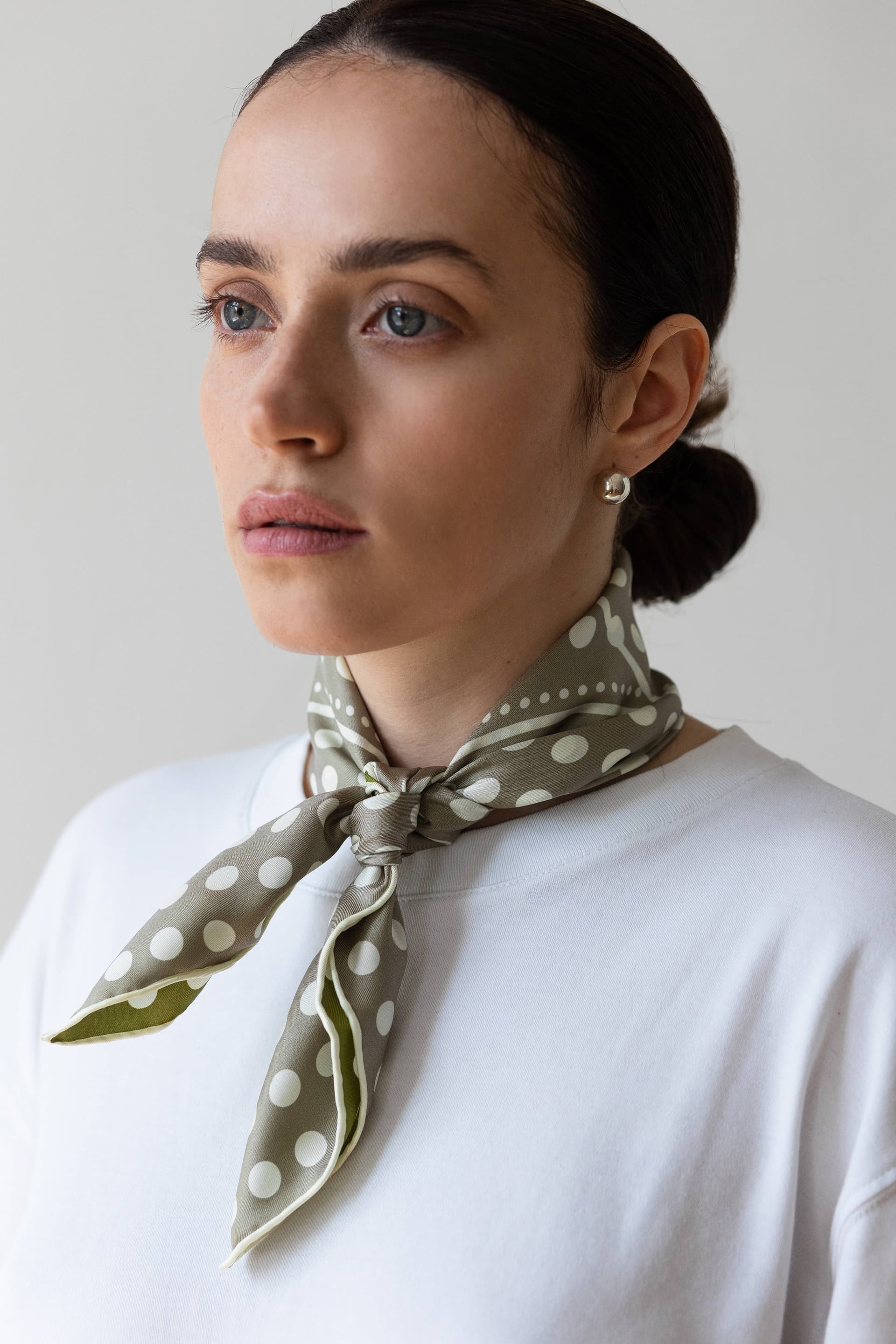 Jedwabna apaszka 53 cm Polka Dot grey / green — widok 7