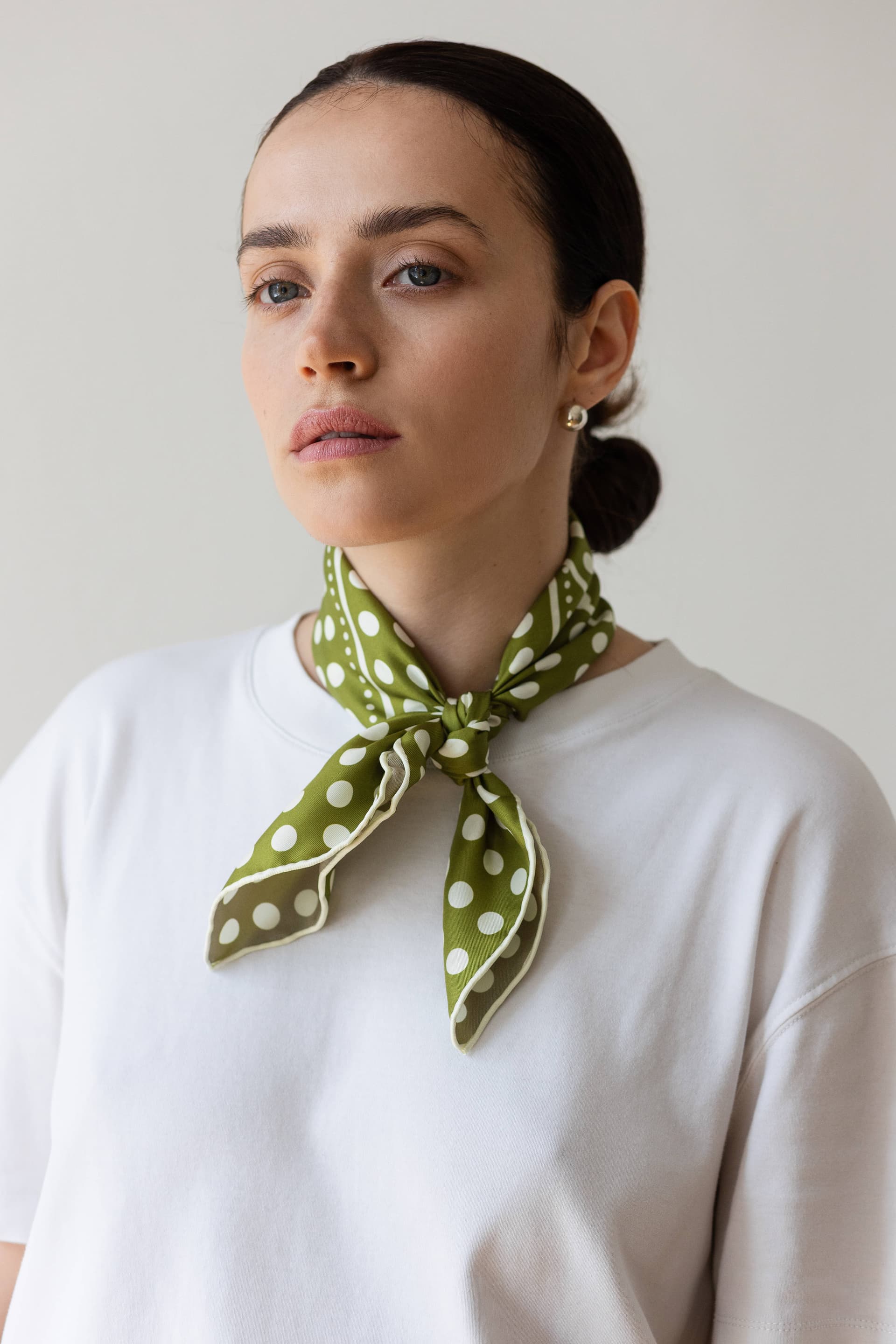 Jedwabna apaszka 53 cm Polka Dot grey / green — widok 8