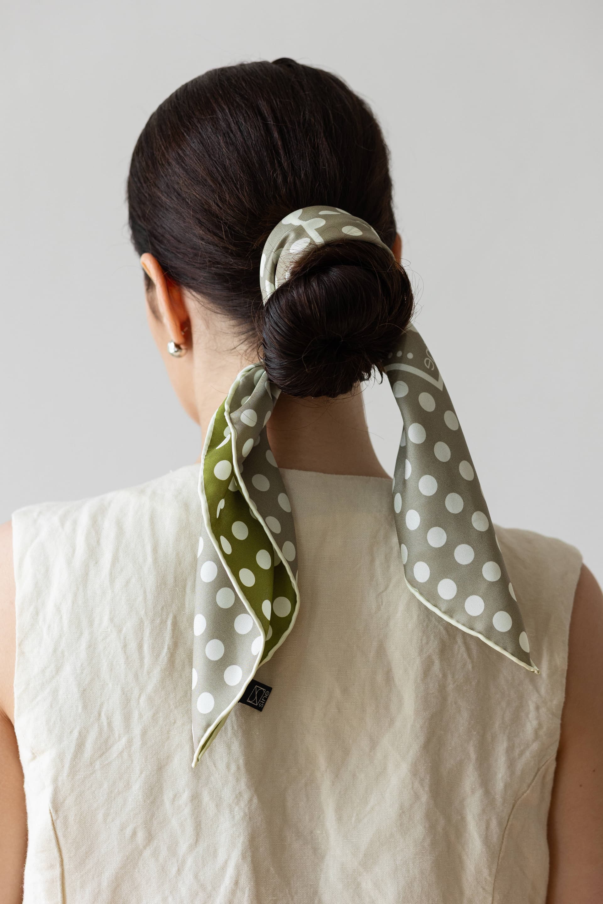 Jedwabna apaszka 53 cm Polka Dot grey / green — widok 5