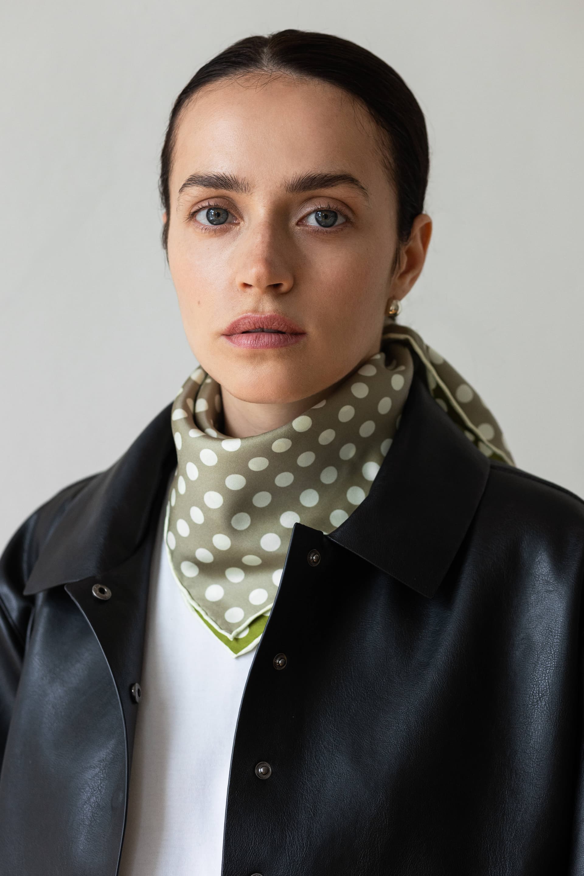 Jedwabna apaszka 53 cm Polka Dot grey / green — widok 2