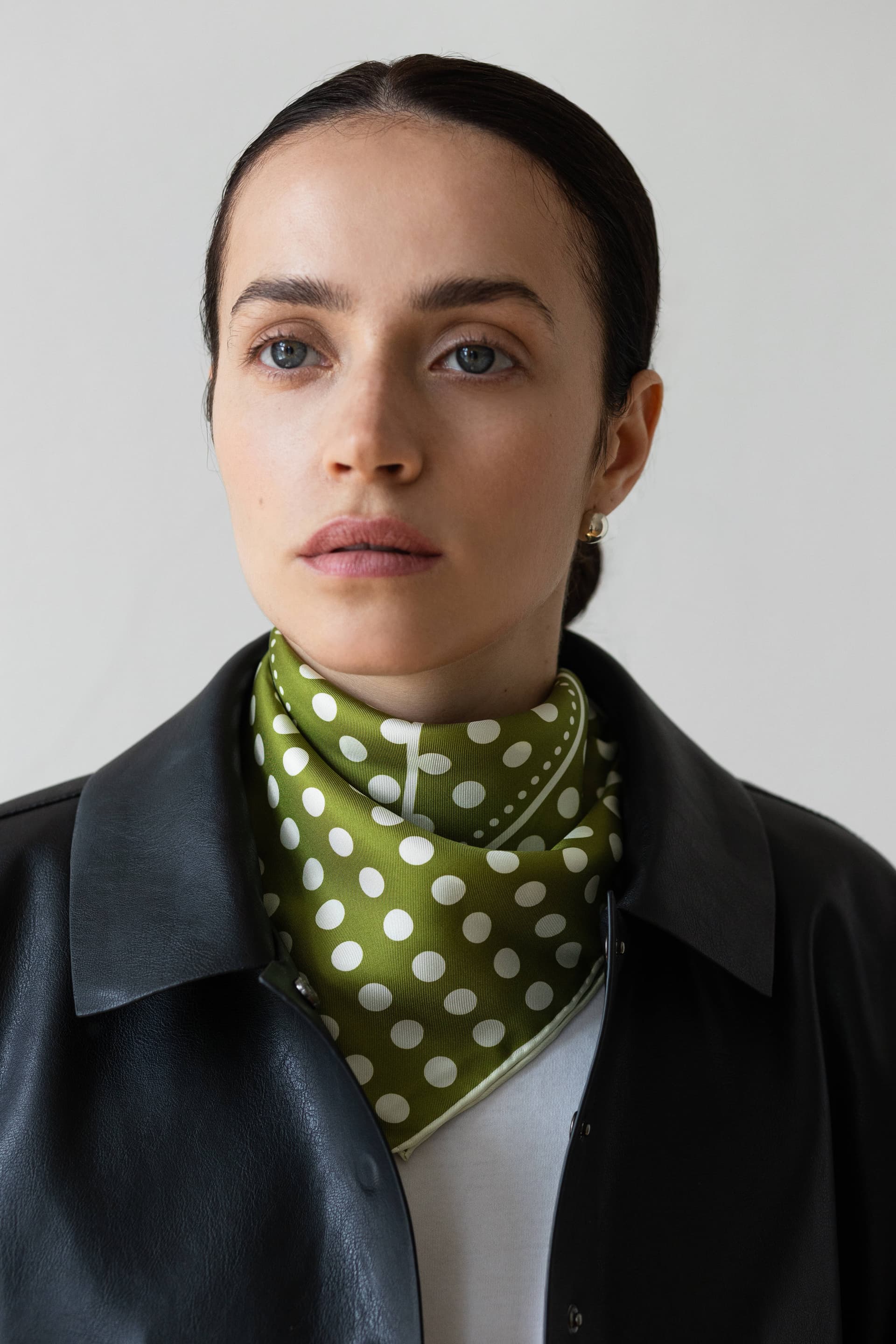 Jedwabna apaszka 53 cm Polka Dot grey / green — widok 1