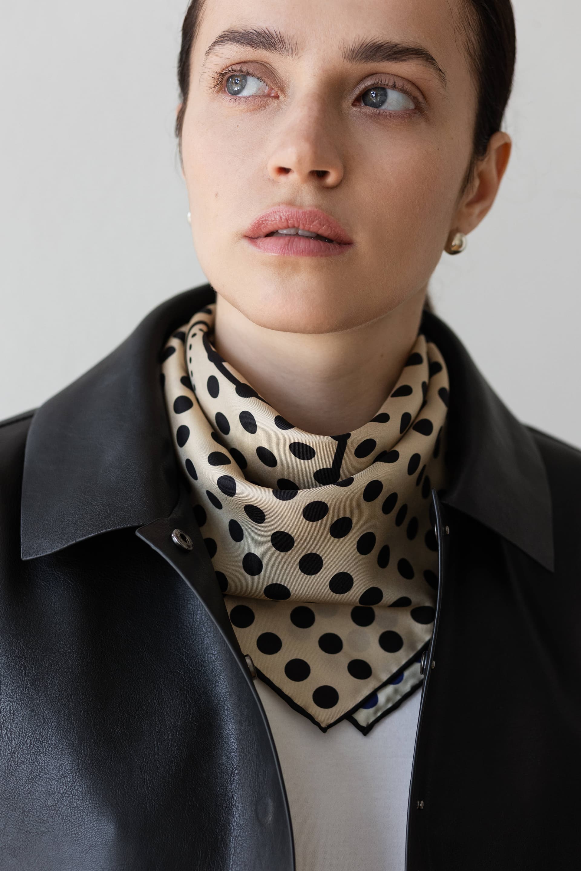 Jedwabna apaszka 65cm Polka Dot beige / cream — widok 10