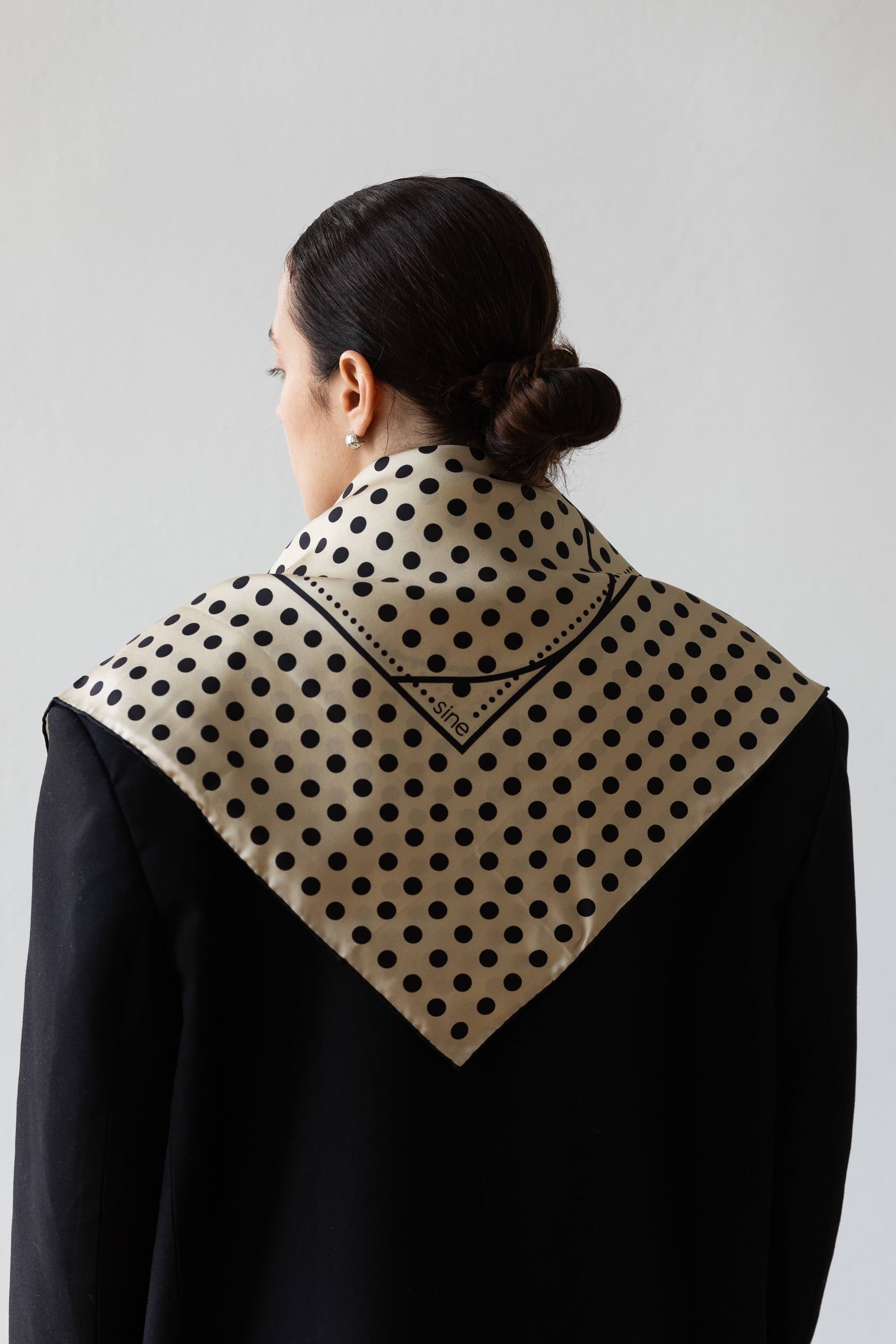 Jedwabna apaszka 65cm Polka Dot beige / cream — widok 1