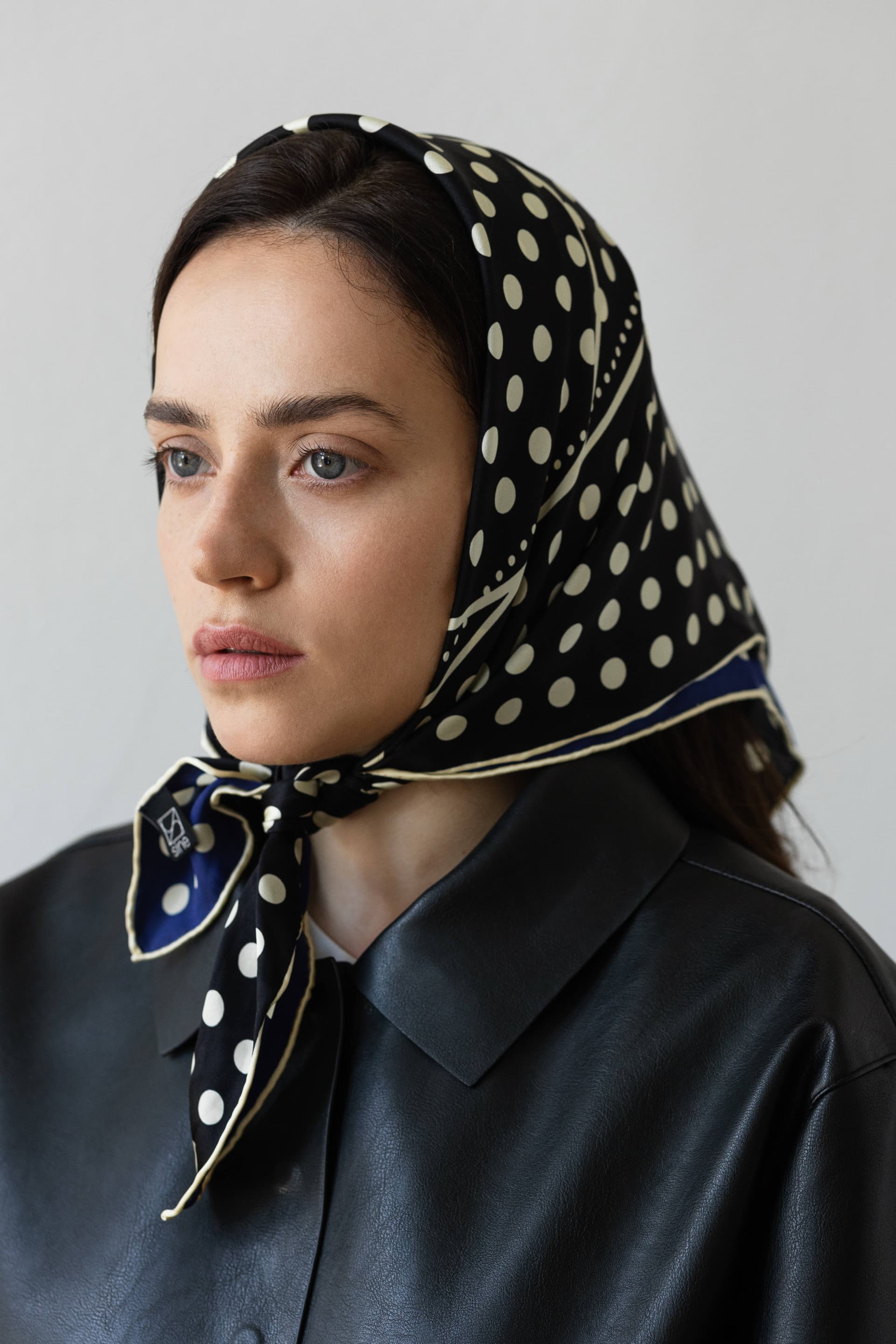 Jedwabna apaszka 65 cm Polka Dot black / navy — widok 5