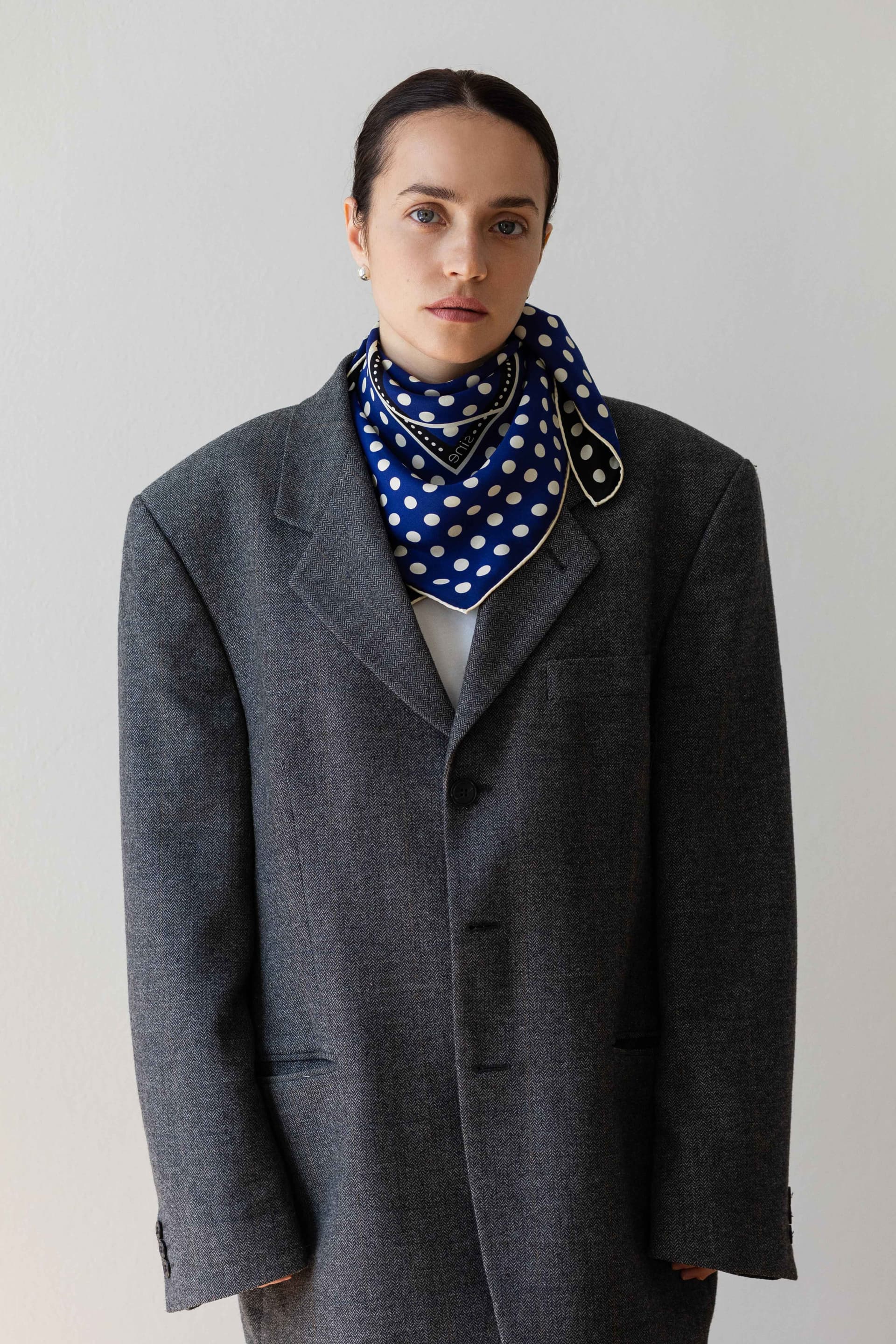 Jedwabna apaszka 65 cm Polka Dot black / navy — widok 3