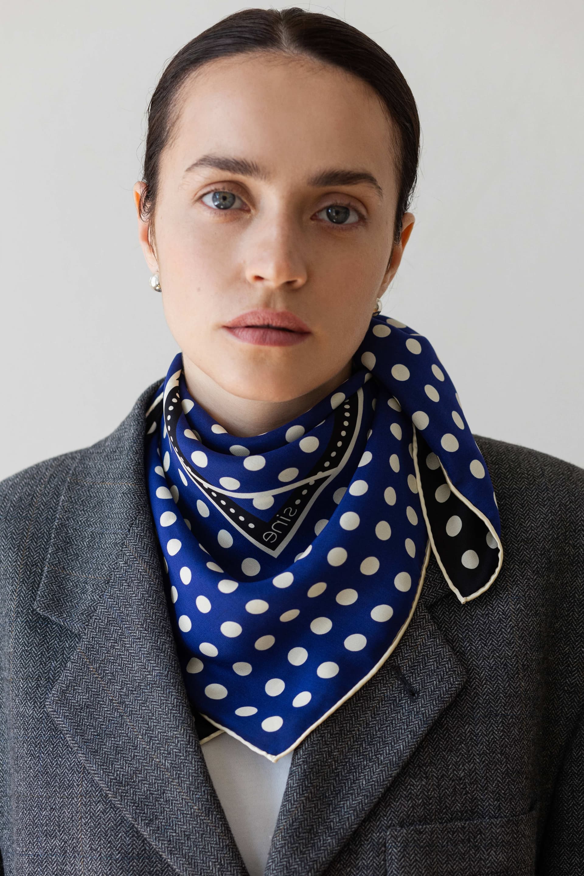 Jedwabna apaszka 65 cm Polka Dot black / navy — widok 2
