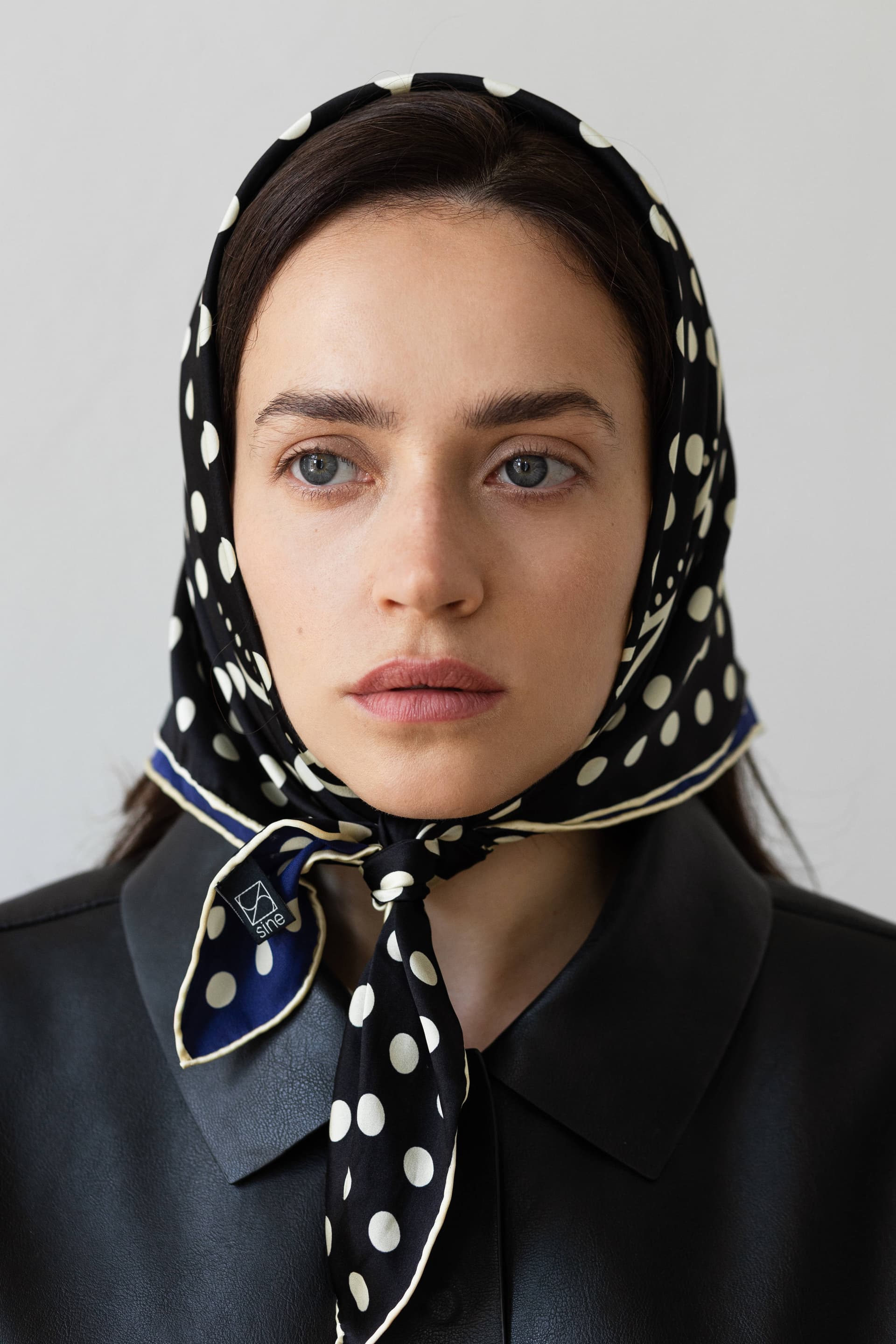 Jedwabna apaszka 65 cm Polka Dot black / navy — widok 1