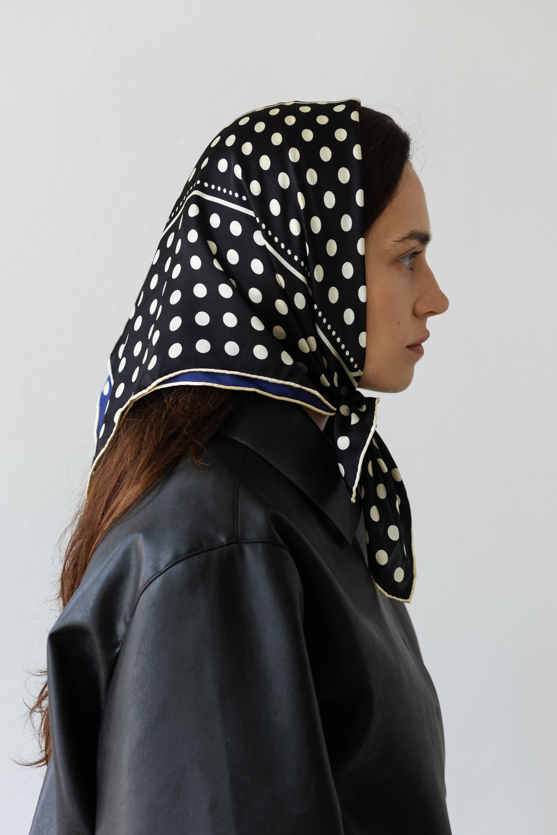 Jedwabna apaszka 65 cm Polka Dot black / navy — widok 4