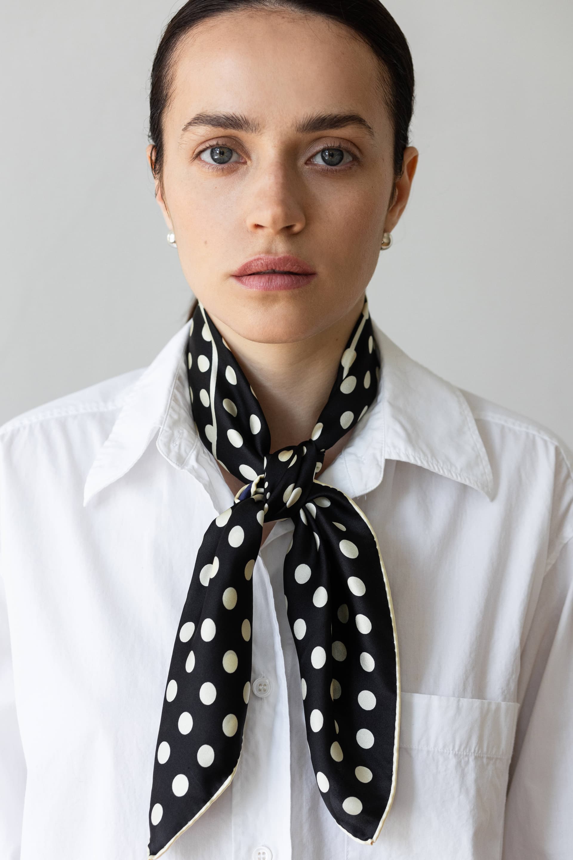 Jedwabna apaszka 65 cm Polka Dot black / navy — widok 6
