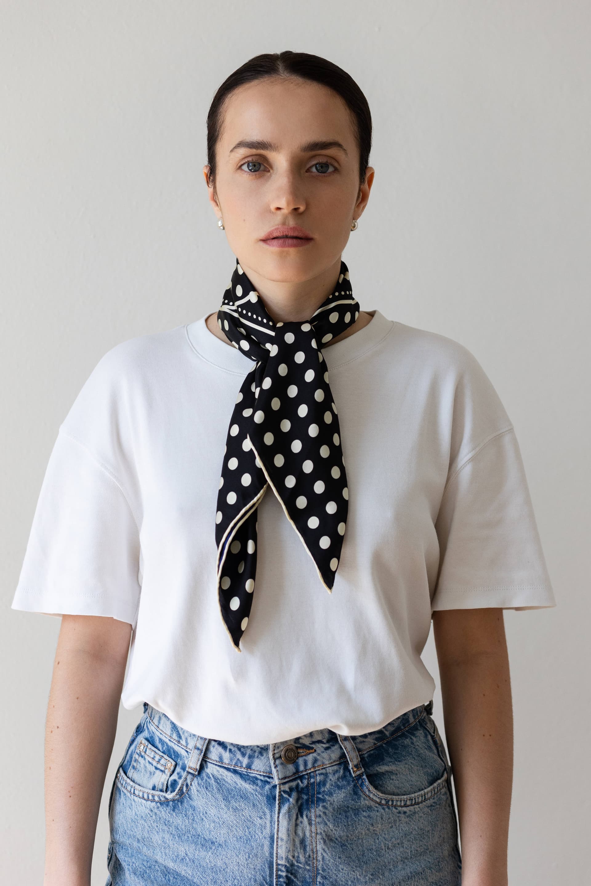 Jedwabna apaszka dwustronna 65 cm Polka Dot black / navy — widok 12