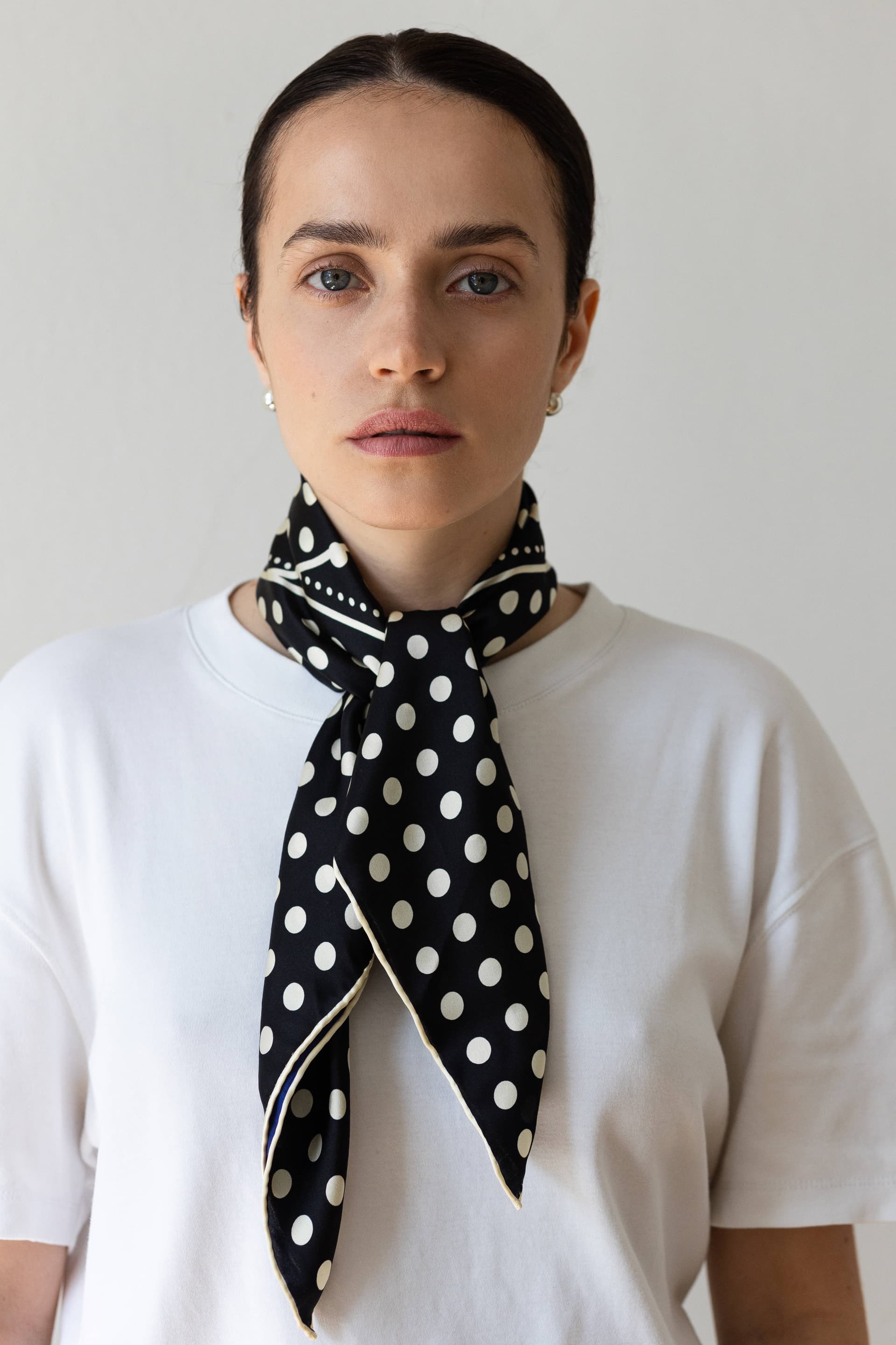 Jedwabna apaszka 65 cm Polka Dot black / navy — widok 7