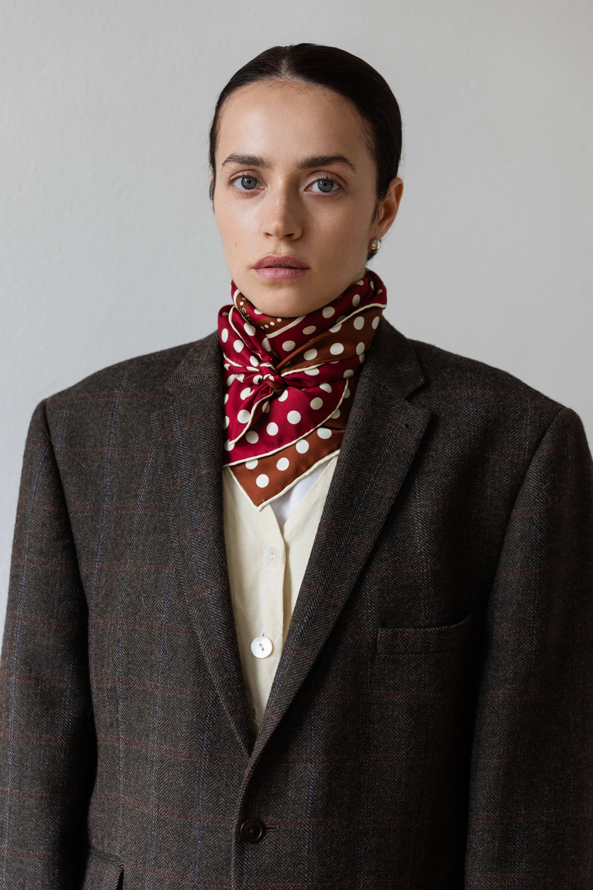Jedwabna apaszka 65 cm Polka Dot burgundy / brown — widok 6