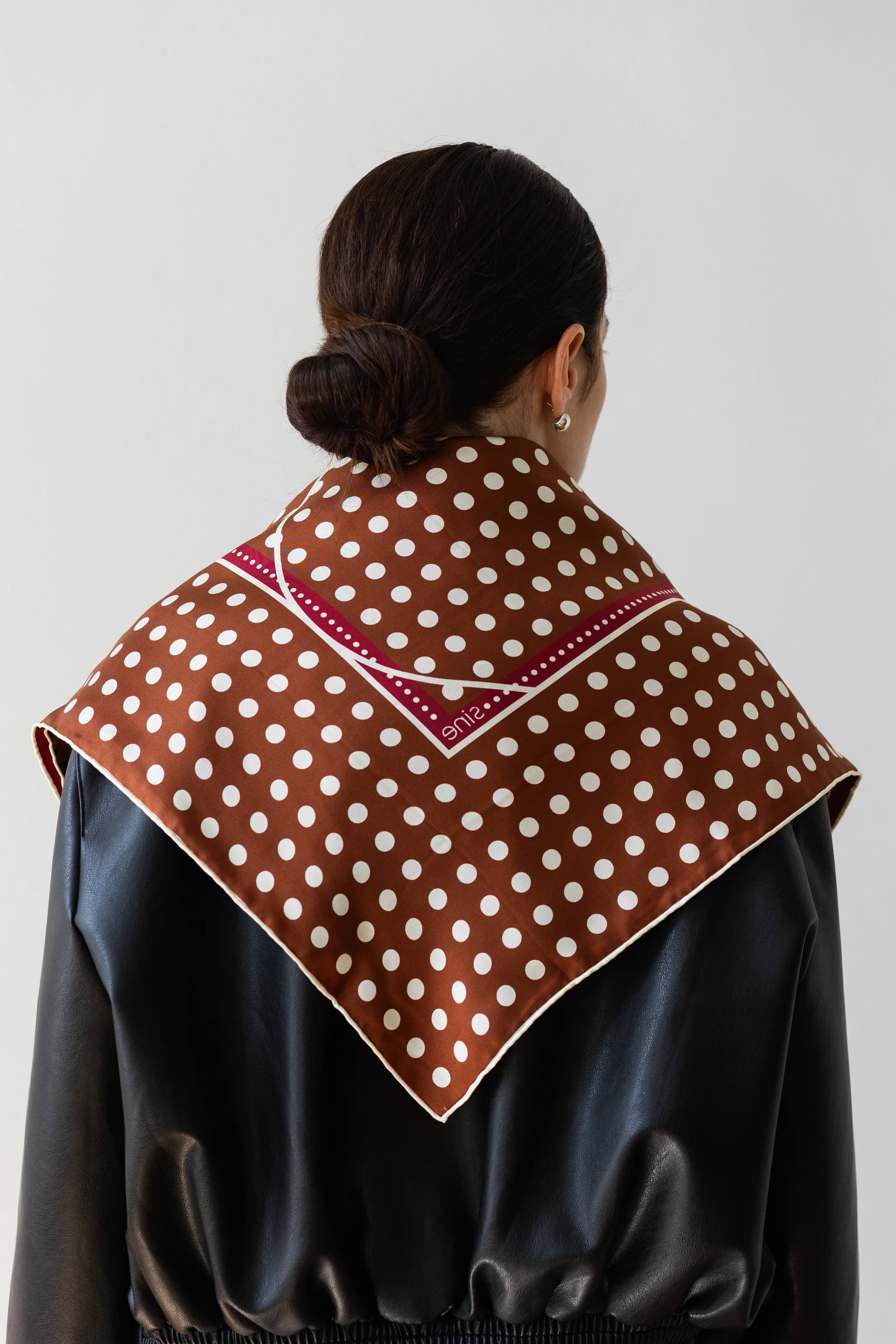 Jedwabna apaszka 65 cm Polka Dot burgundy / brown — widok 2