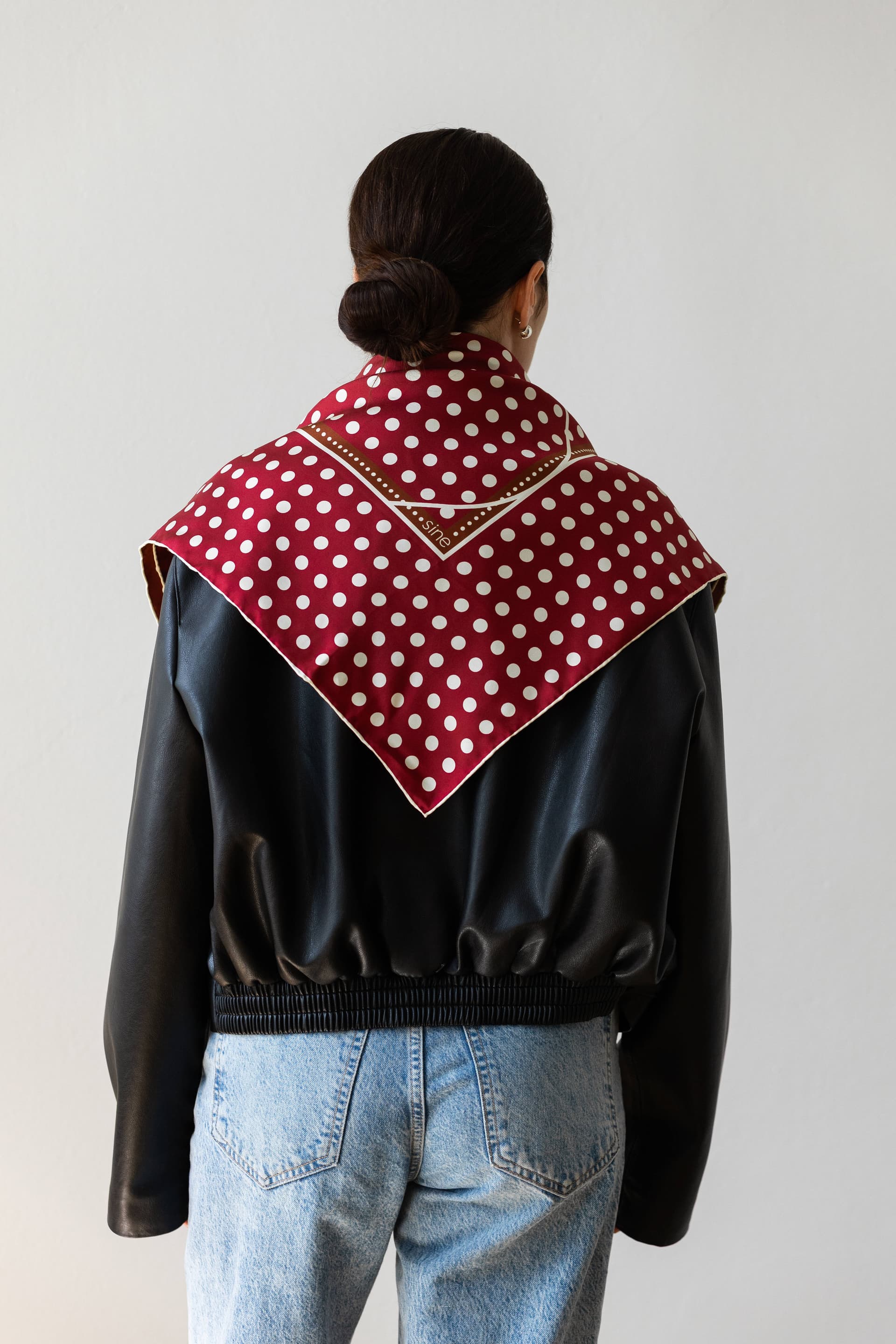 Jedwabna apaszka 65 cm Polka Dot burgundy / brown — widok 3