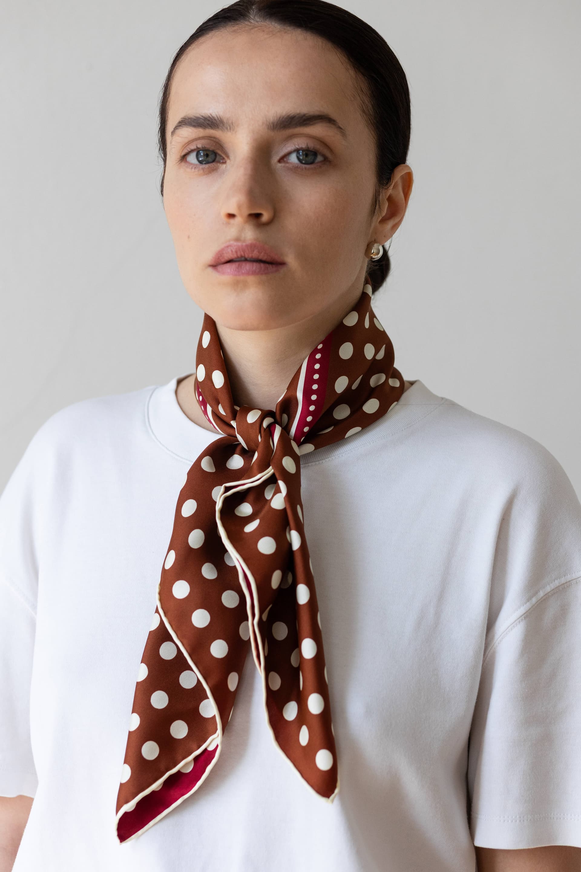 Jedwabna apaszka 65 cm Polka Dot burgundy / brown — widok 4