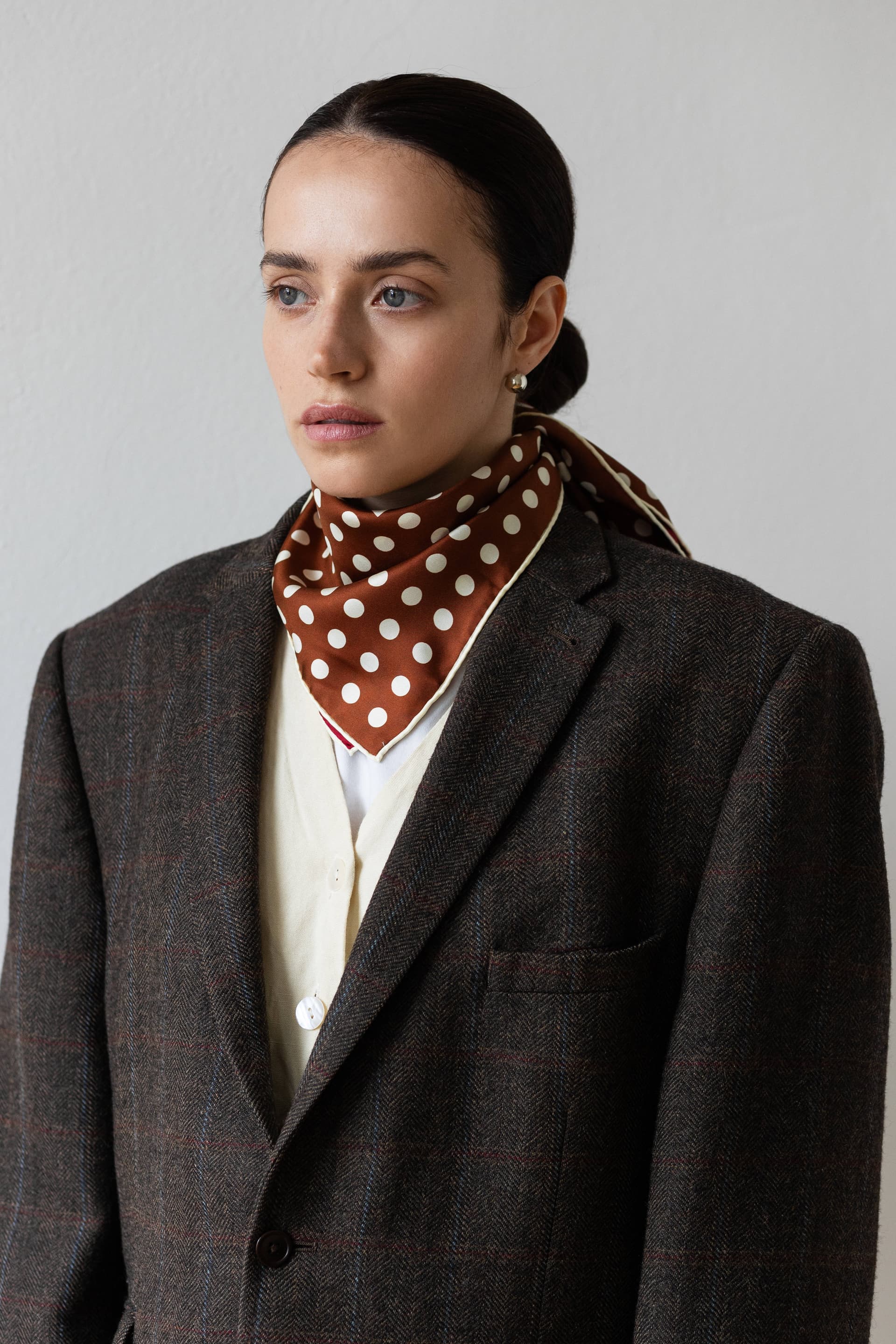 Jedwabna apaszka 65 cm Polka Dot burgundy / brown — widok 5