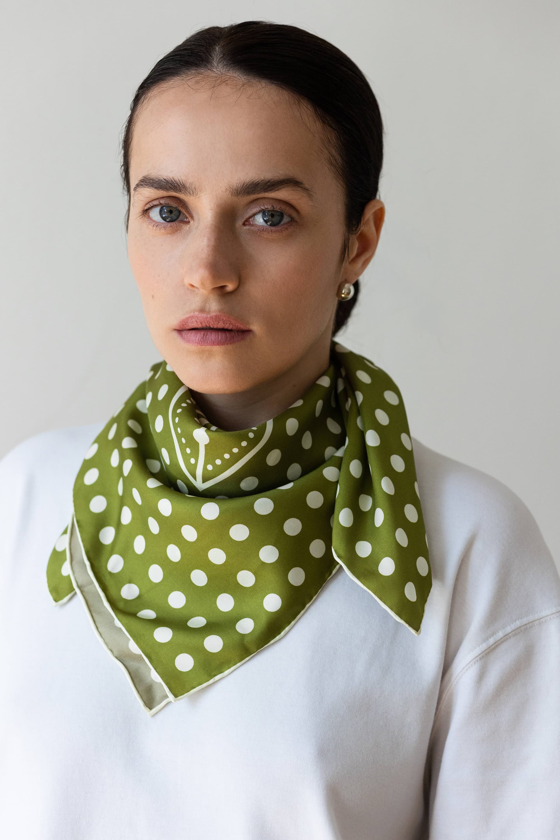Jedwabna apaszka 65 cm Polka Dot grey / green — widok 2