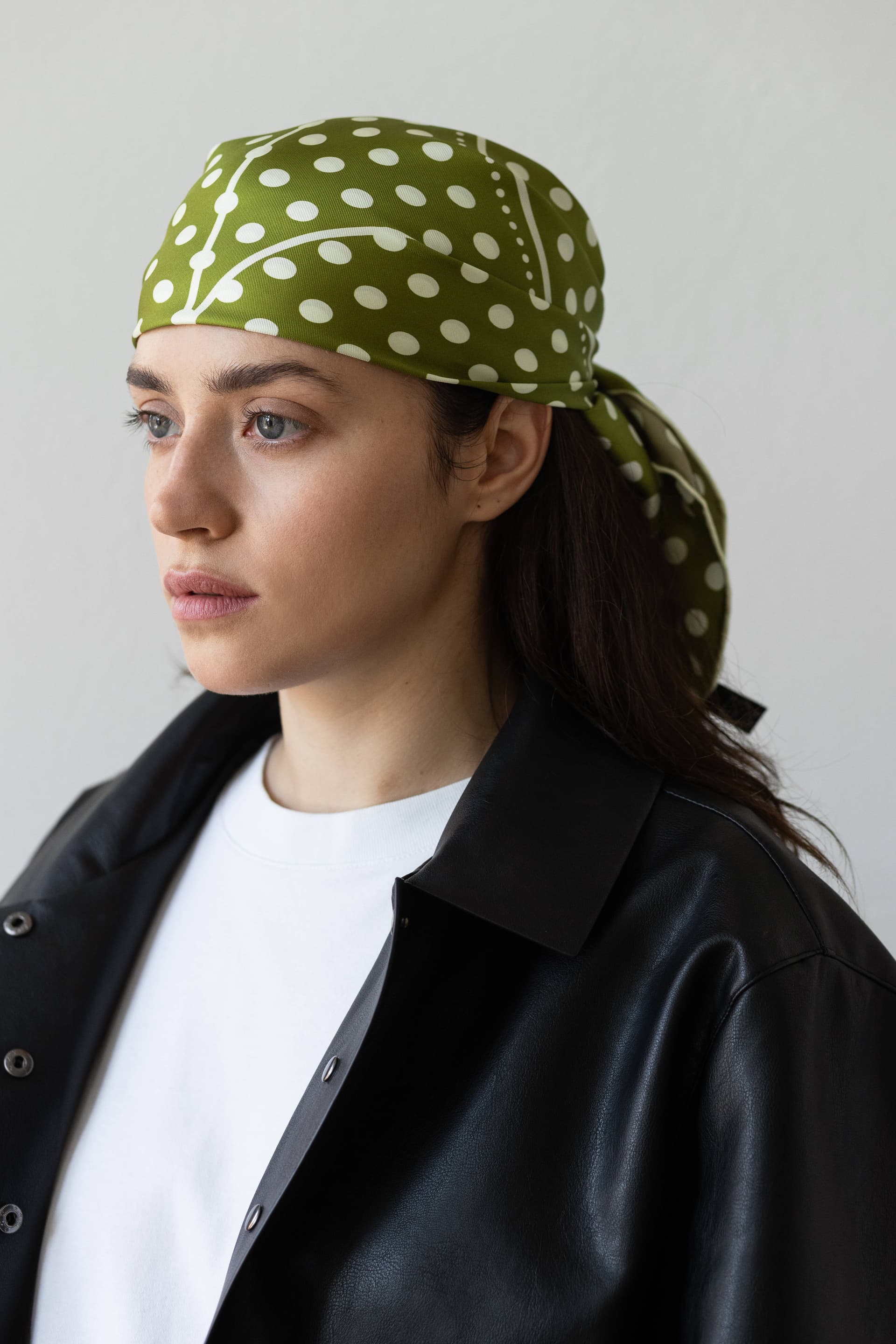 Jedwabna apaszka 65 cm Polka Dot grey / green — widok 7