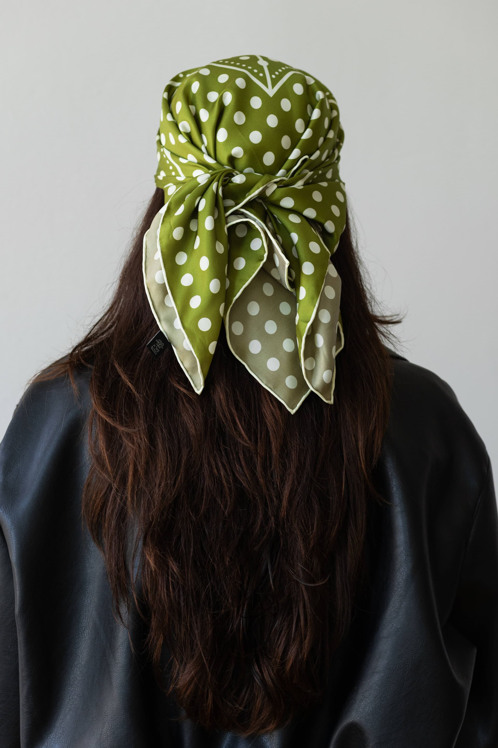 Jedwabna apaszka 65 cm Polka Dot grey / green — widok 6