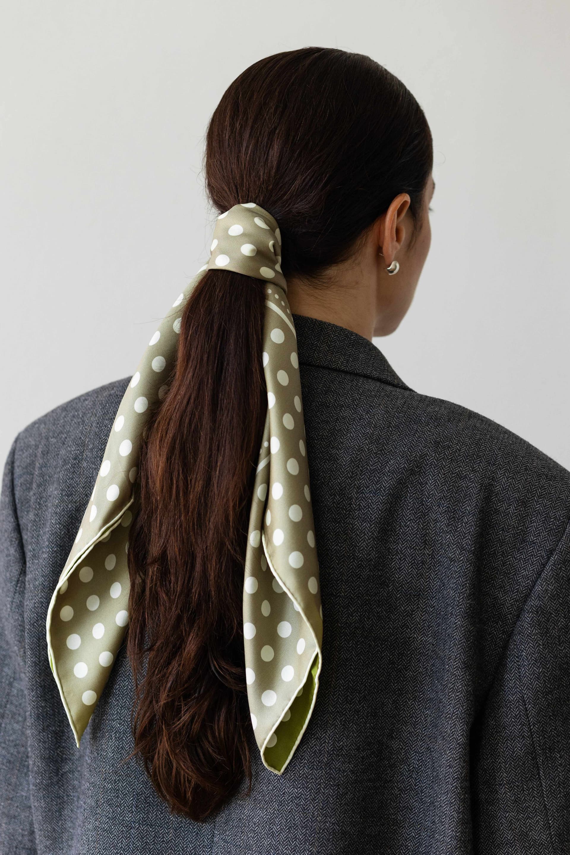 Jedwabna apaszka 65 cm Polka Dot grey / green — widok 1