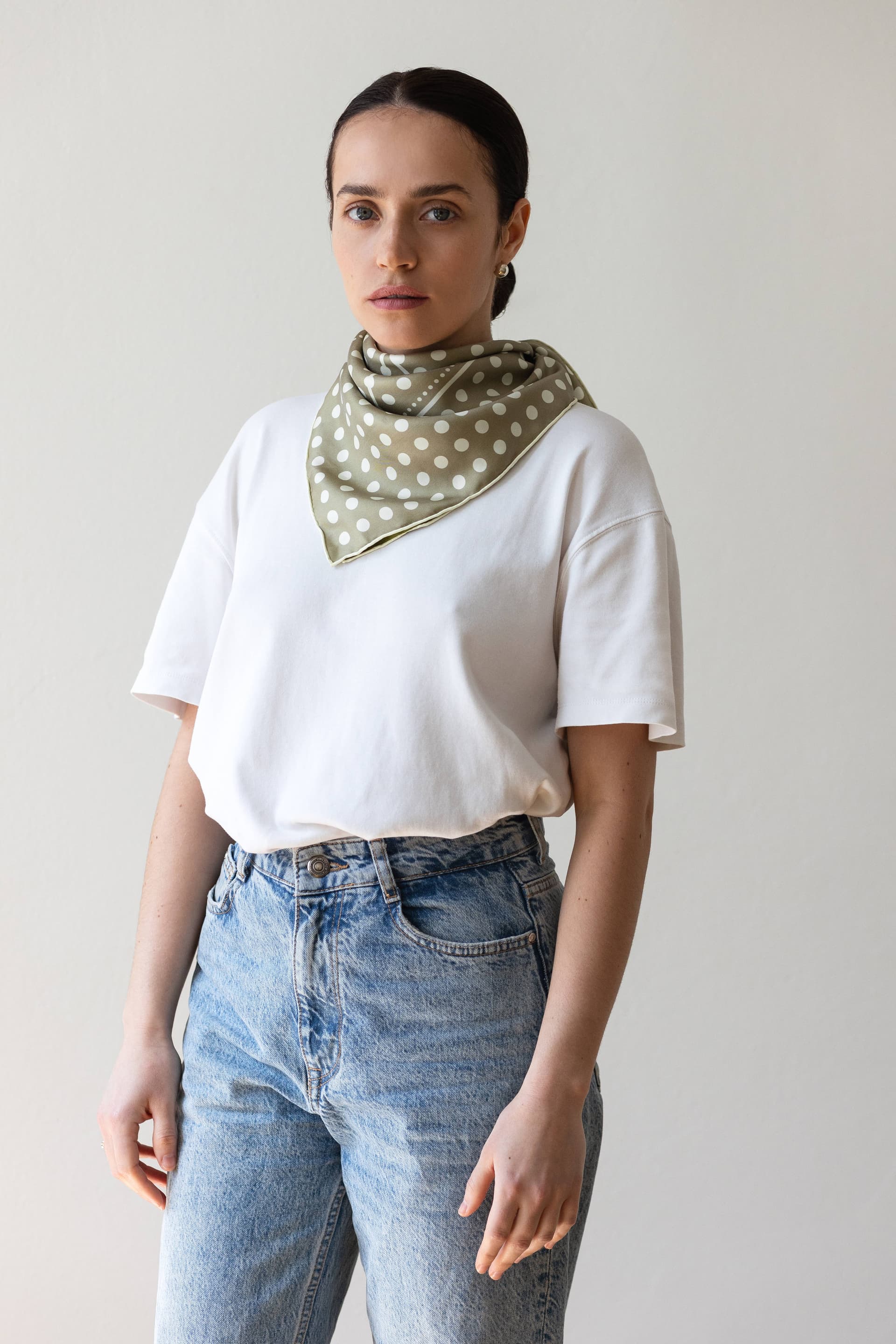 Jedwabna apaszka 65 cm Polka Dot grey / green — widok 5