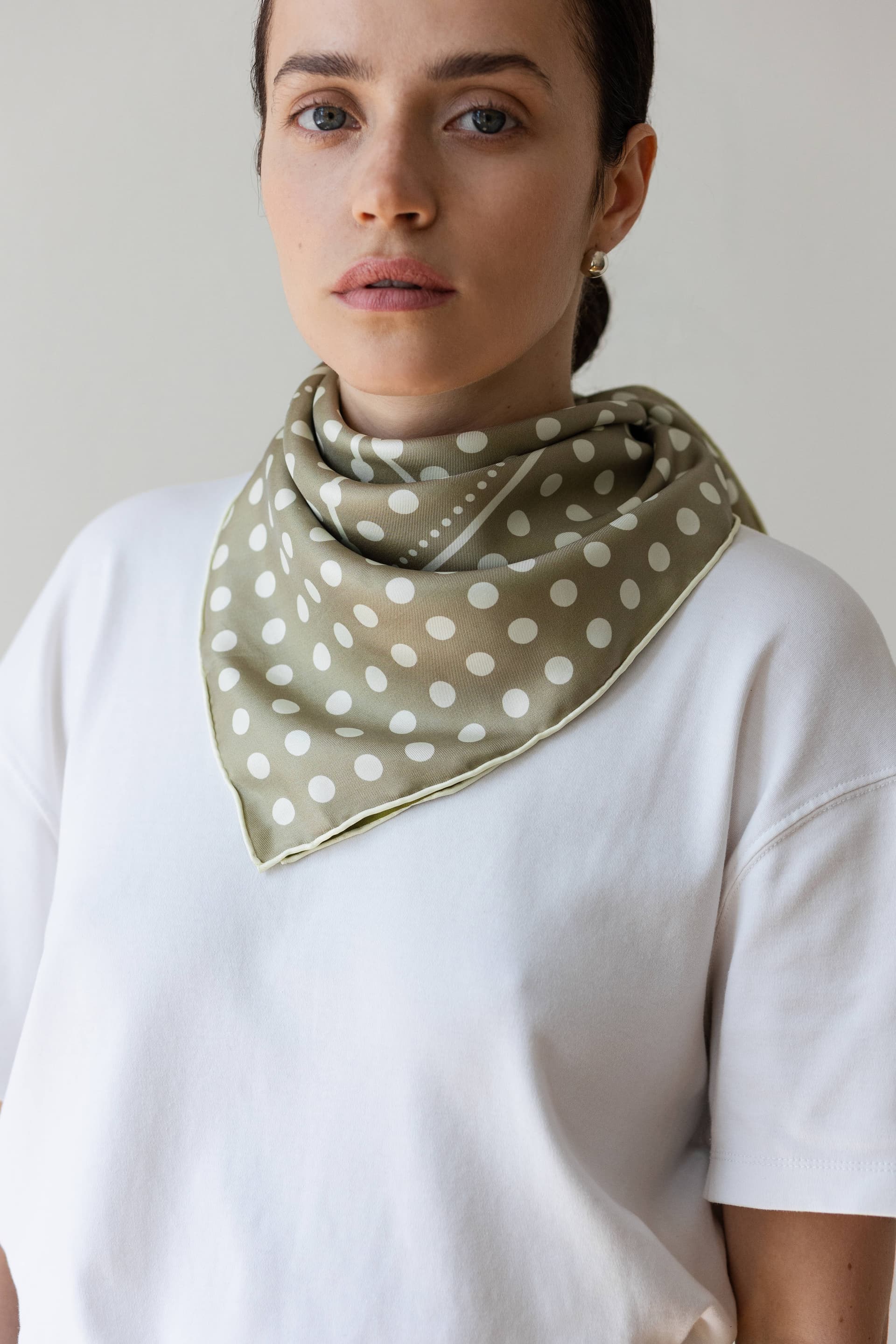Jedwabna apaszka 65 cm Polka Dot grey / green — widok 4
