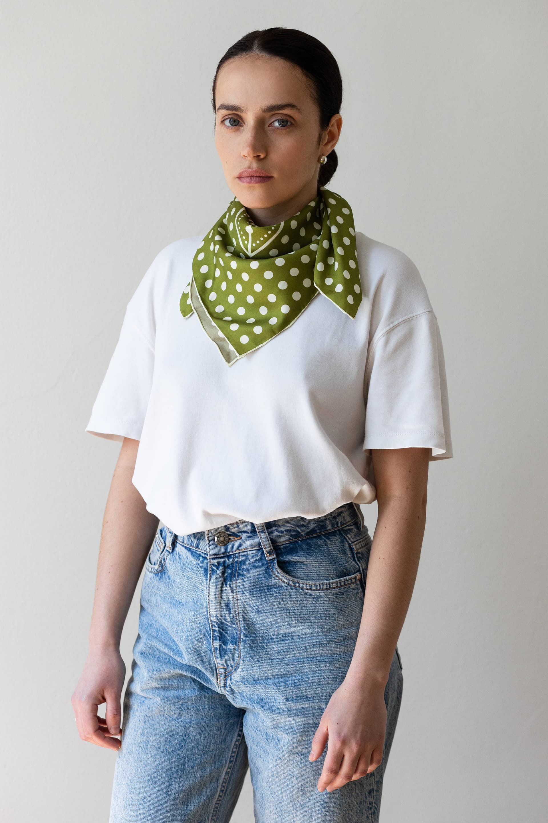 Jedwabna apaszka 65 cm Polka Dot grey / green — widok 3