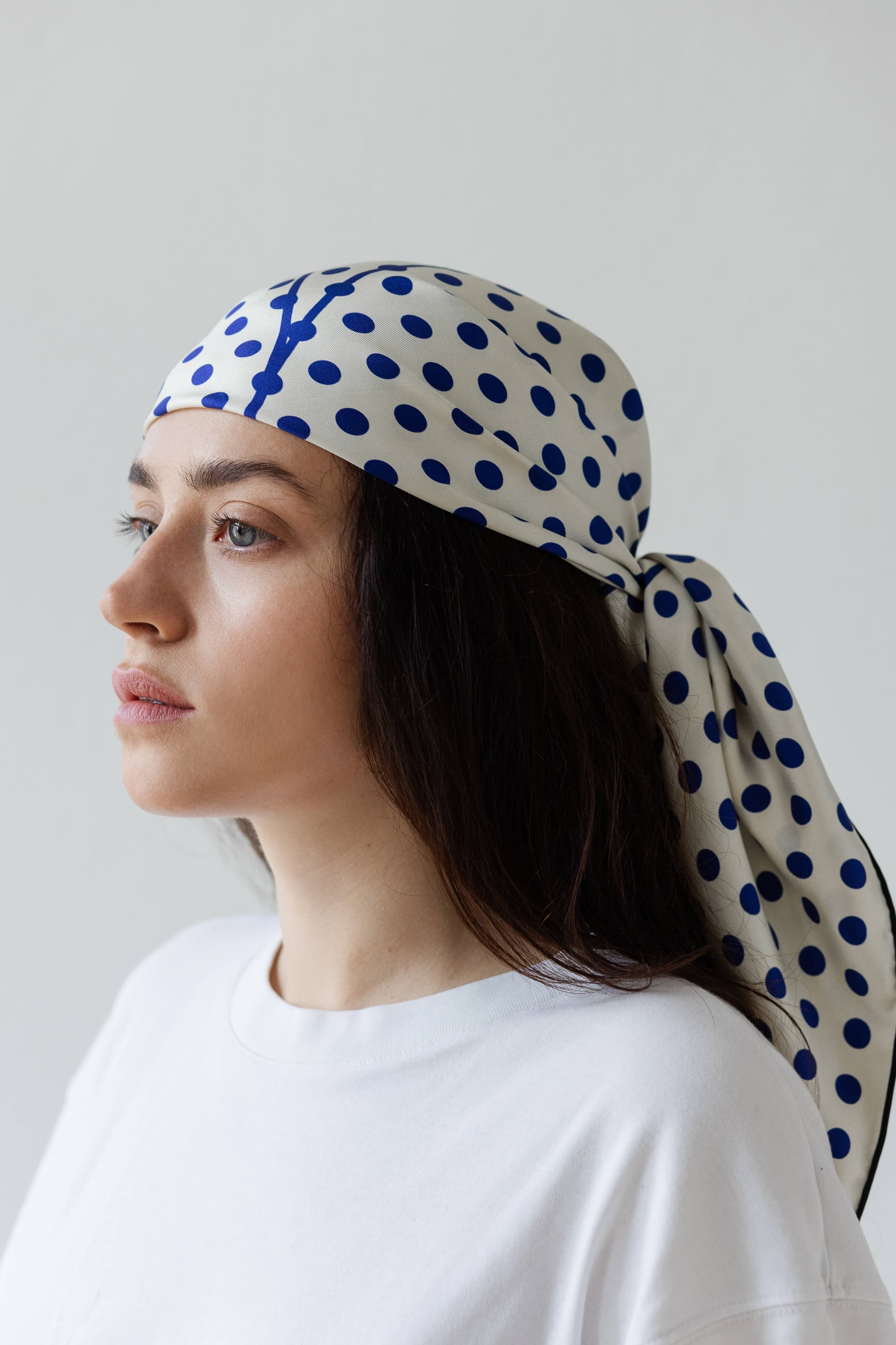 Jedwabna apaszka 90 cm Polka Dot beige / cream — widok 6