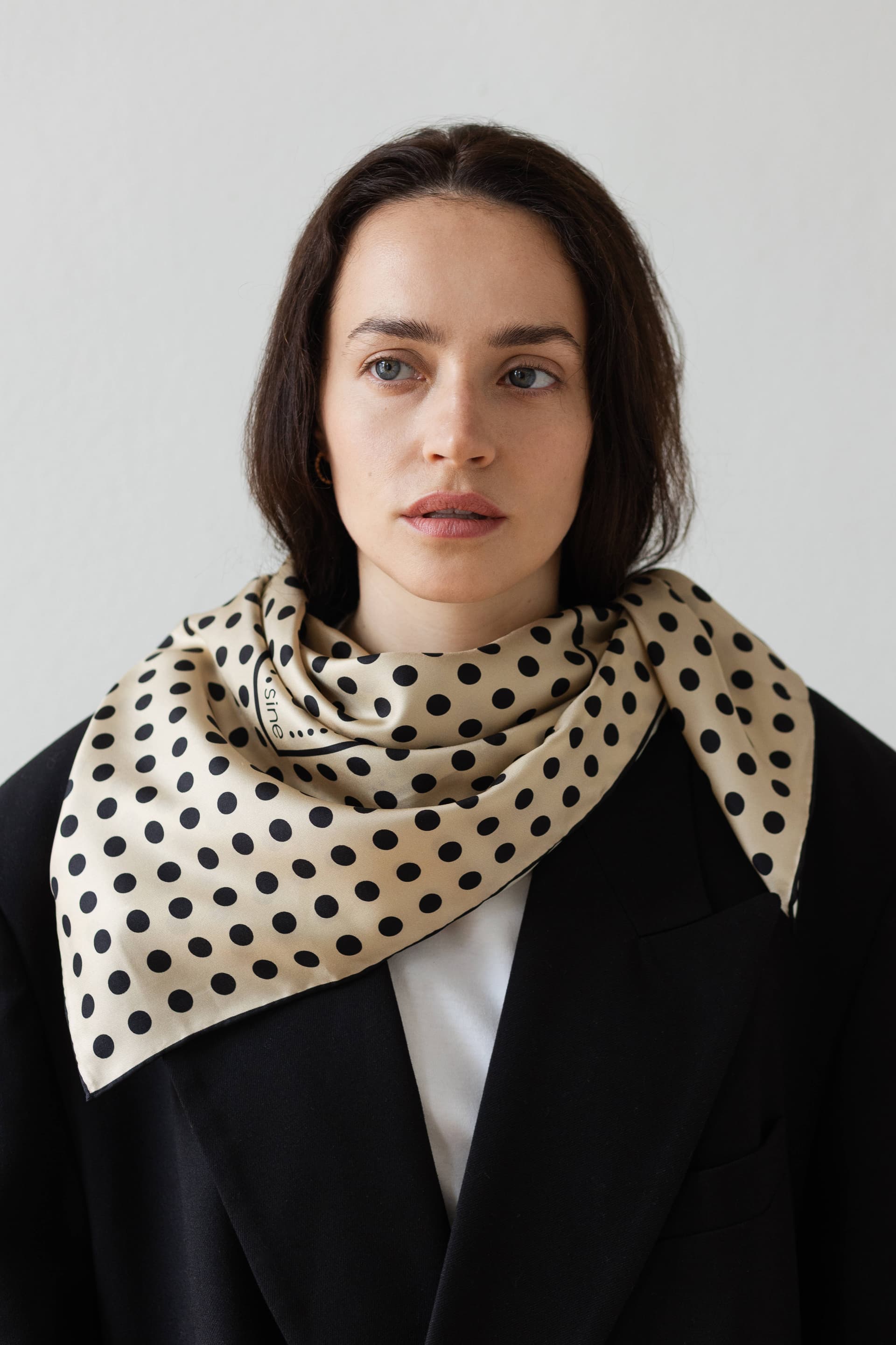 Jedwabna apaszka 90 cm Polka Dot beige / cream — widok 1
