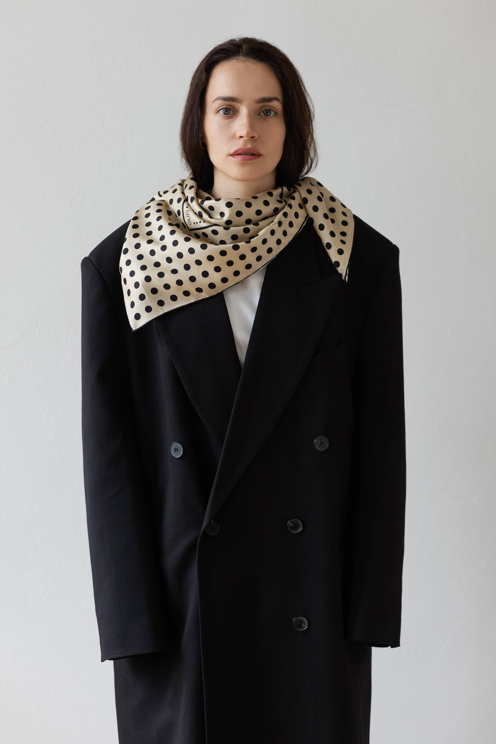 Jedwabna apaszka 90 cm Polka Dot beige / cream — widok 3