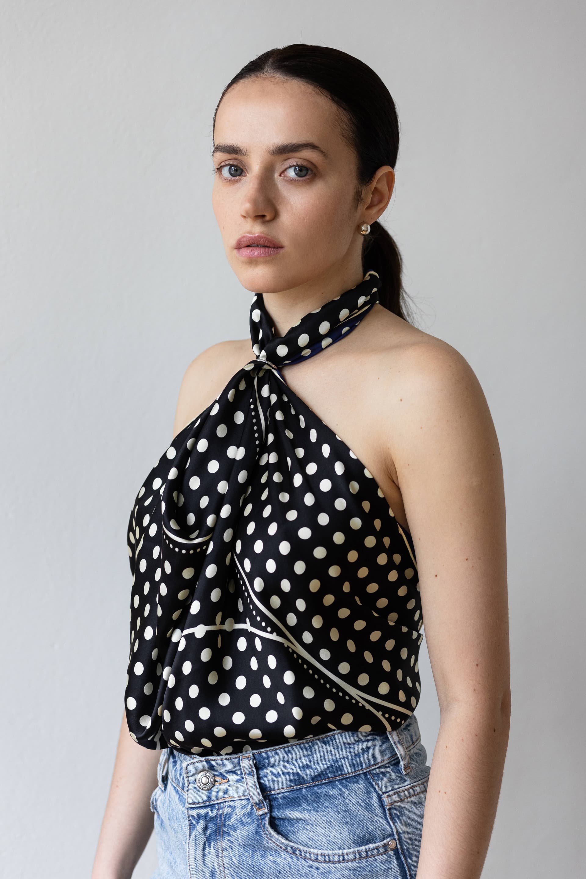 Jedwabna apaszka dwustronna 90 cm Polka Dot black / navy — widok 10
