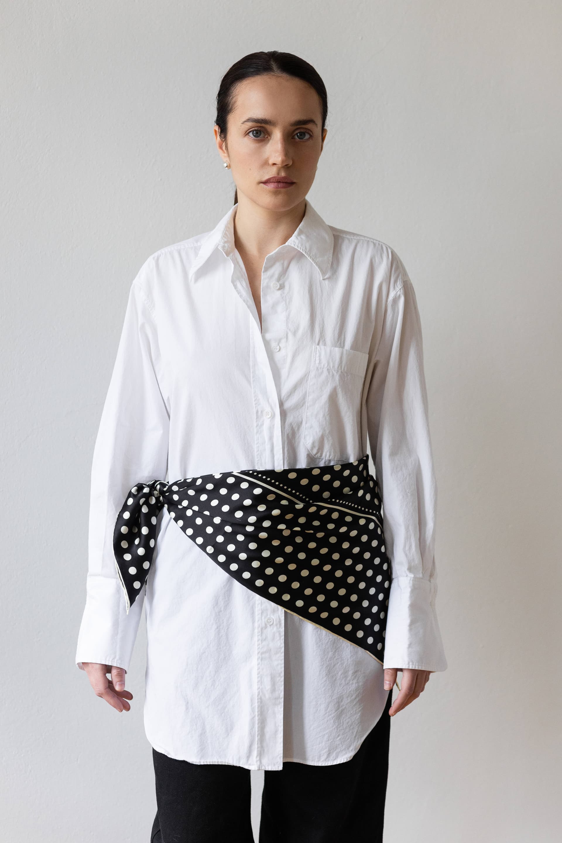 Jedwabna apaszka dwustronna 90 cm Polka Dot black / navy — widok 8