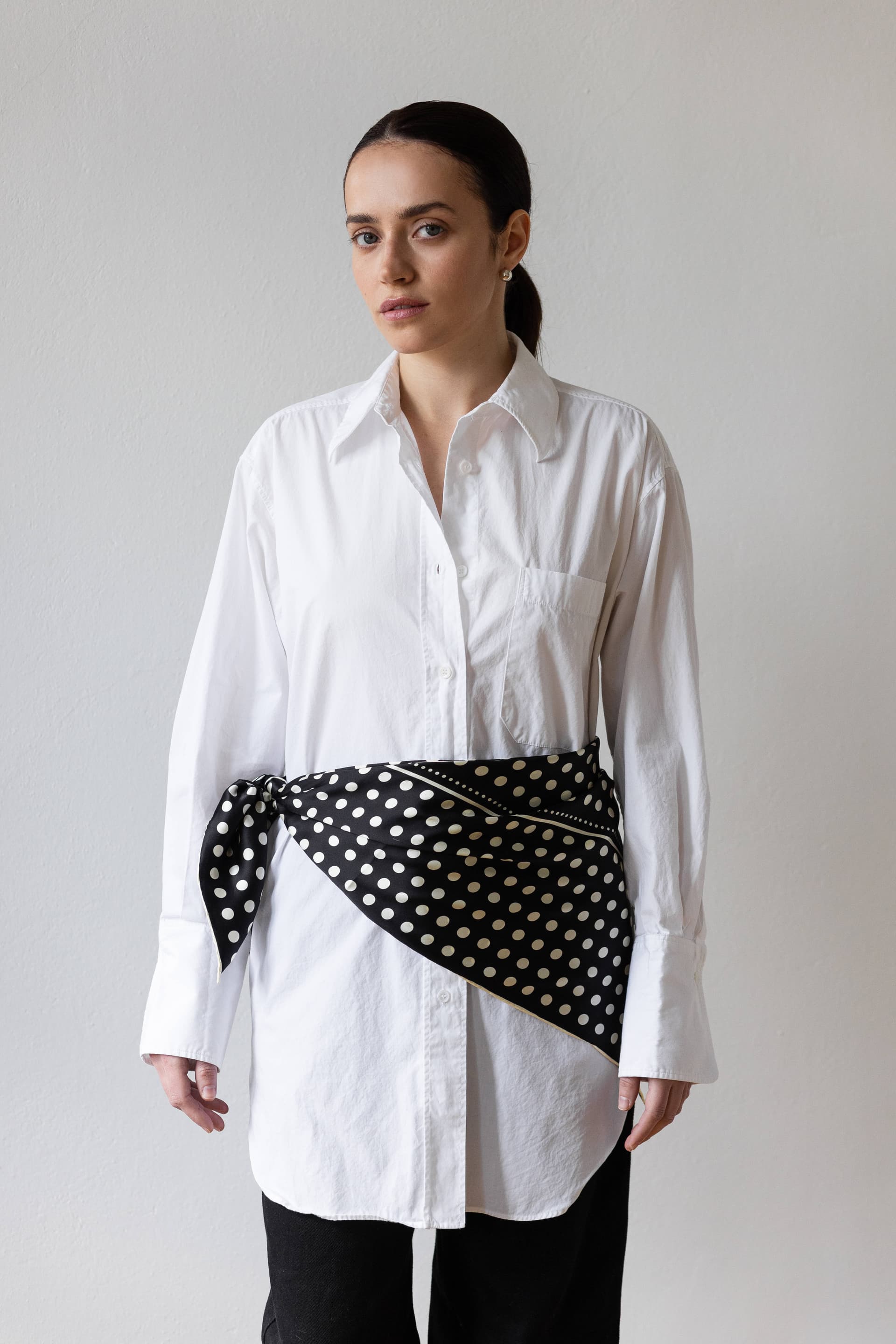 Jedwabna apaszka 90 cm Polka Dot black / navy — widok 9