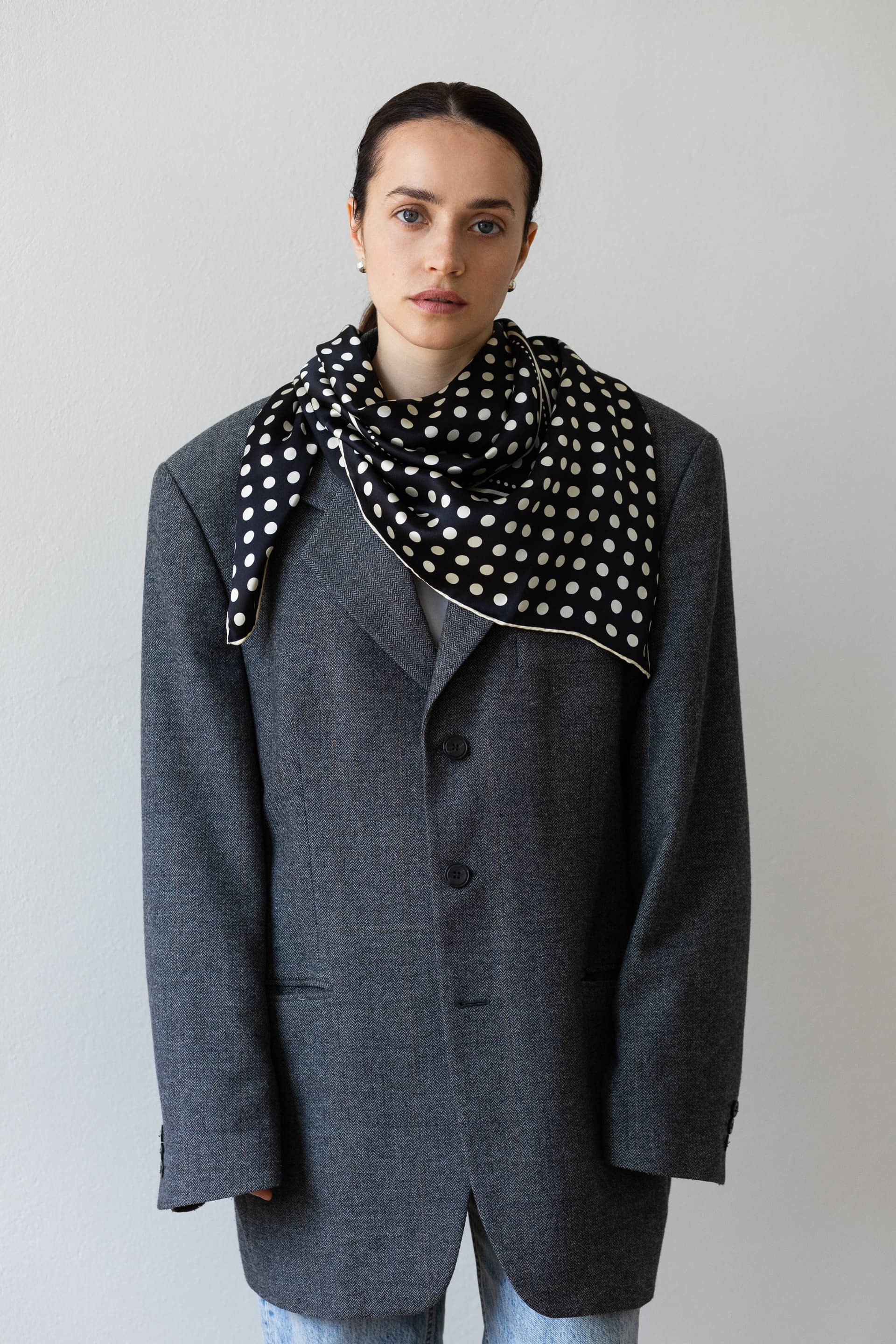 Jedwabna apaszka 90 cm Polka Dot black / navy — widok 6