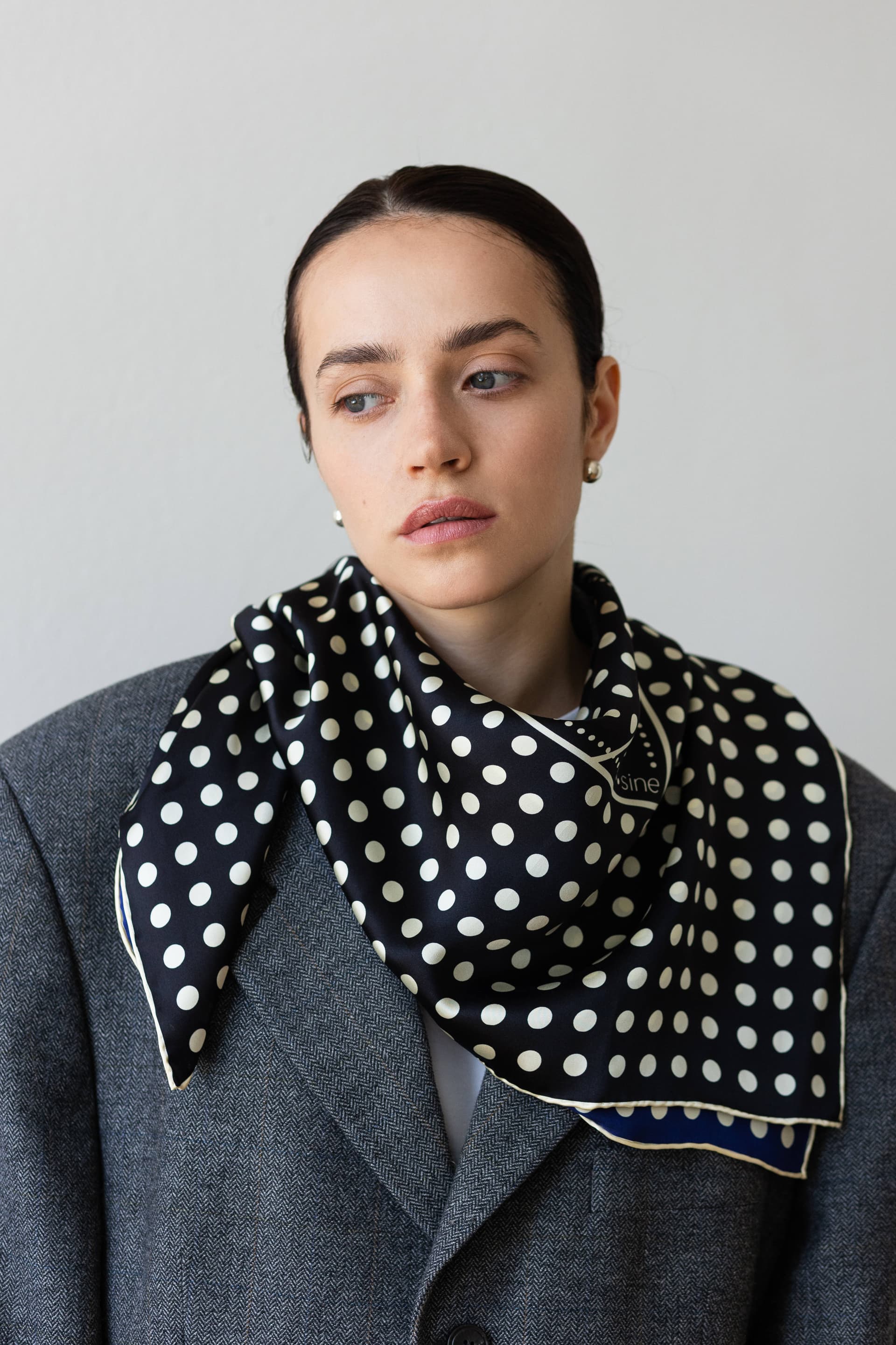Jedwabna apaszka 90 cm Polka Dot black / navy — widok 1