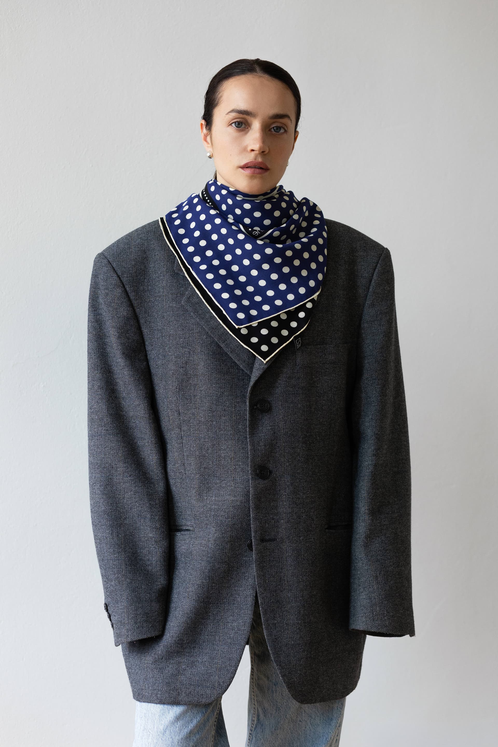 Jedwabna apaszka 90 cm Polka Dot black / navy — widok 7