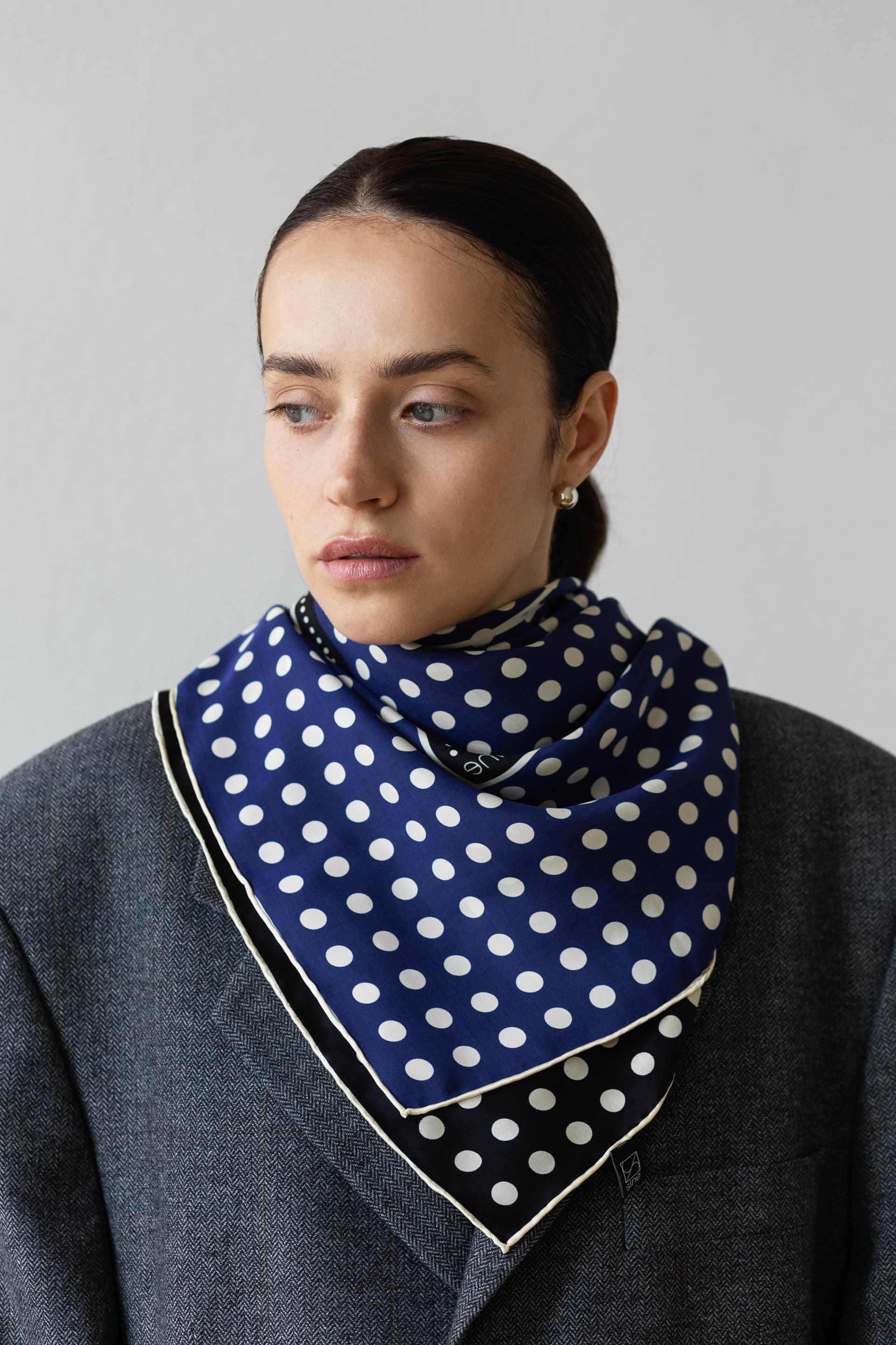 Jedwabna apaszka 90 cm Polka Dot black / navy — widok 2