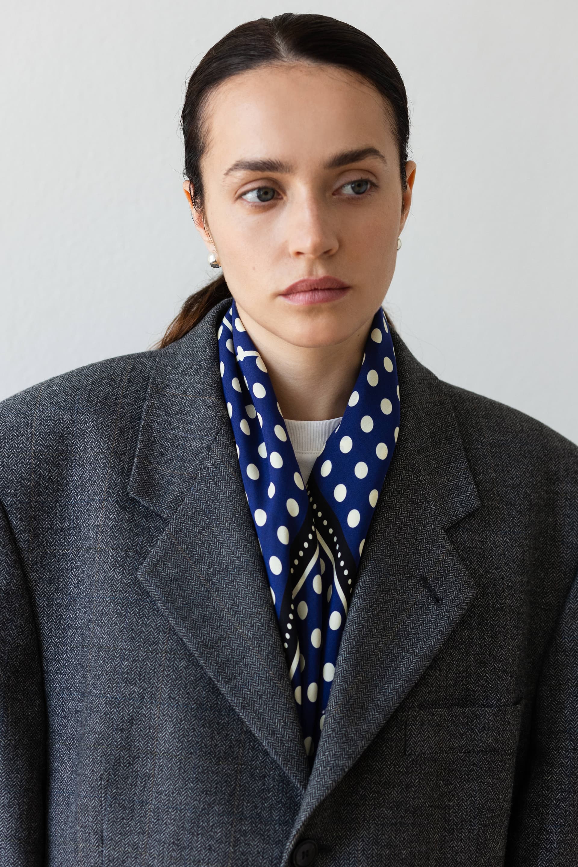 Jedwabna apaszka 90 cm Polka Dot black / navy — widok 5