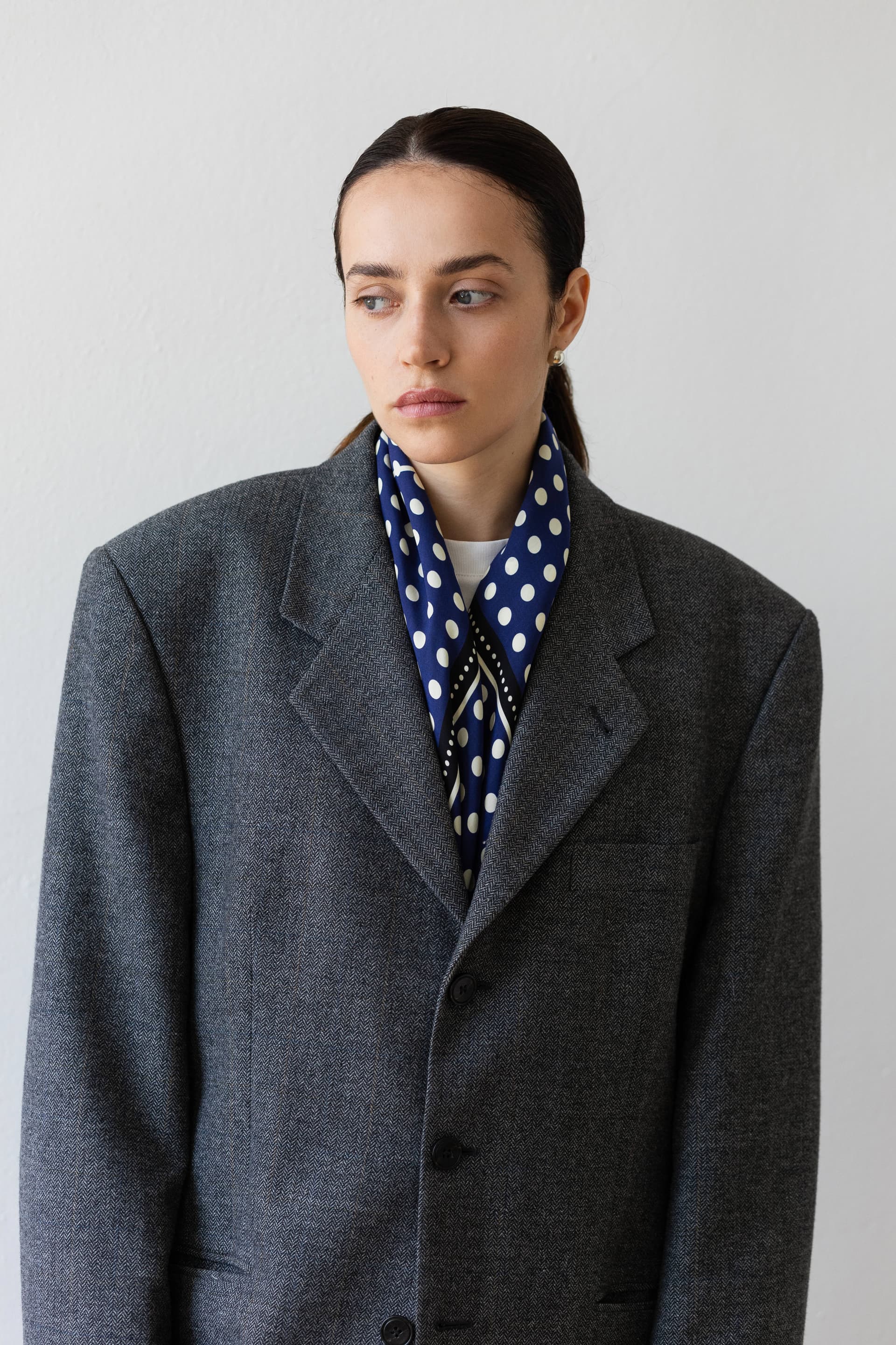 Jedwabna apaszka dwustronna 90 cm Polka Dot black / navy — widok 12